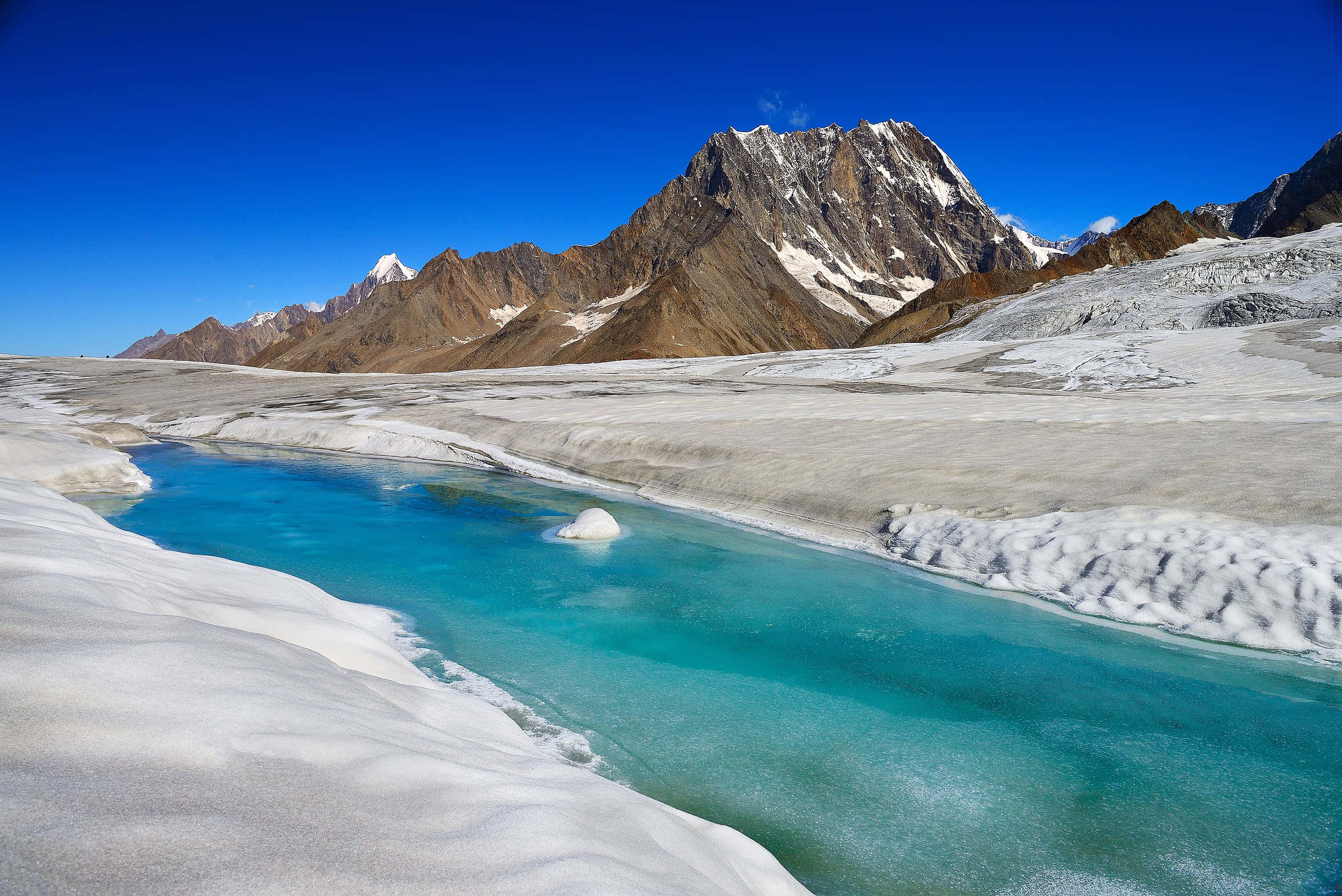 glacial landscape, meltwater stream, snowy glacier valley, 2K Desktop Wallpaper
