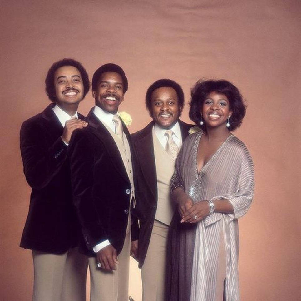 Gladys Knight And The Pips, 1970s attire, mauve studio backdrop, SD Desktop Wallpaper