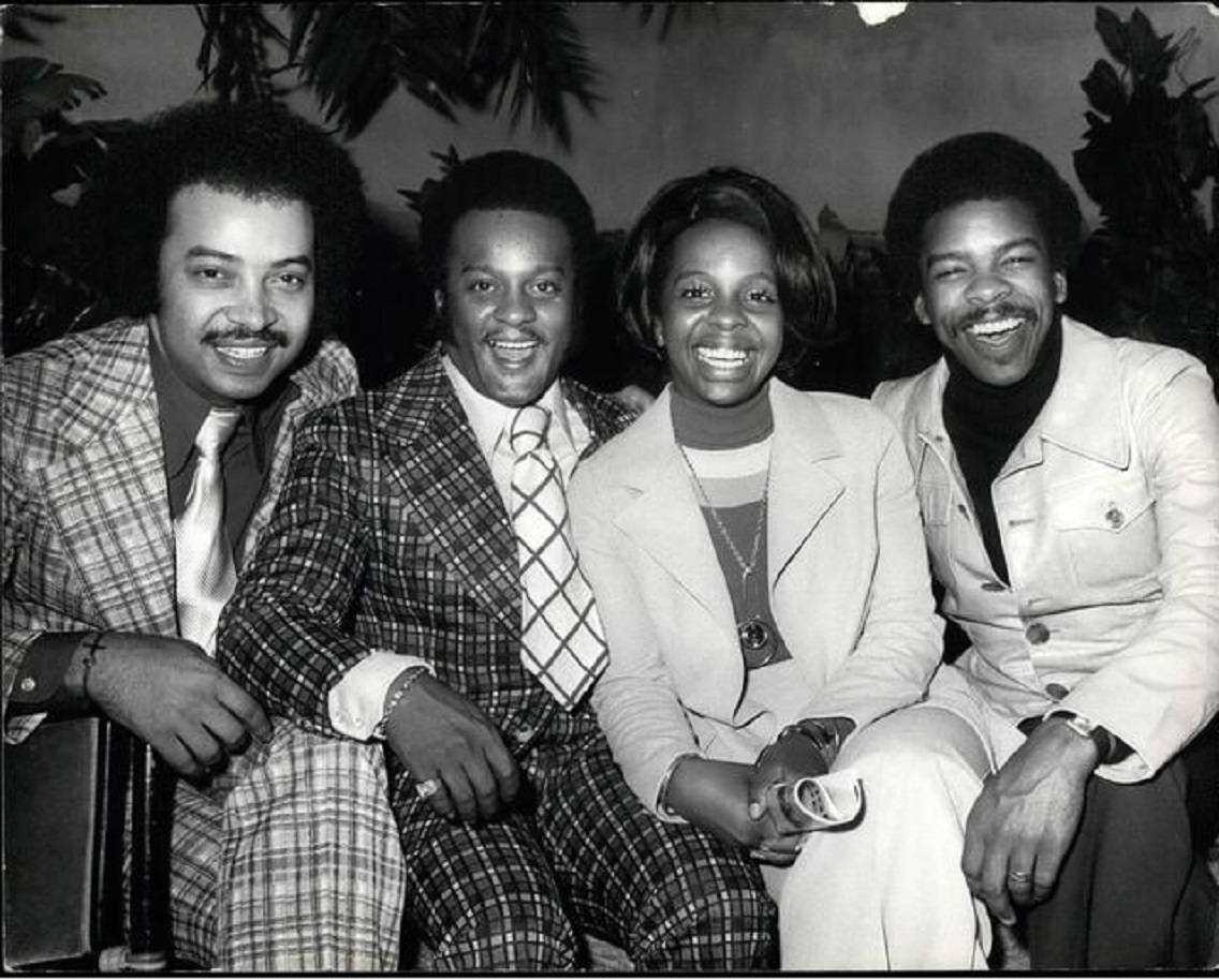 Gladys Knight And The Pips, 1970s attire, warmly lit indoor setting, SD Desktop Wallpaper