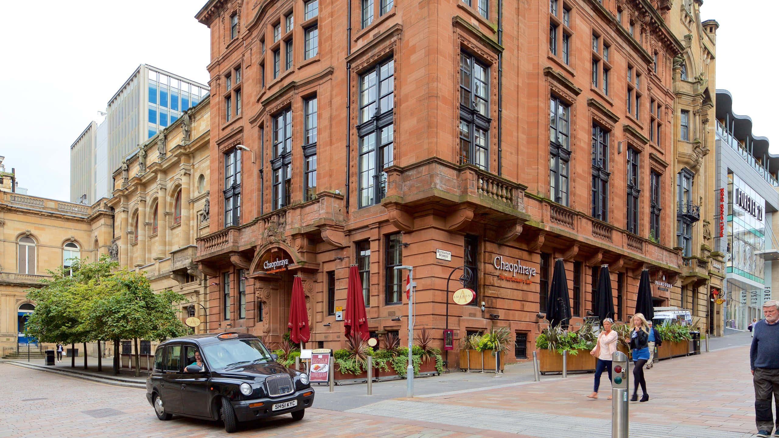 Glasgow, city corner building, black taxi, 2K Desktop Wallpaper