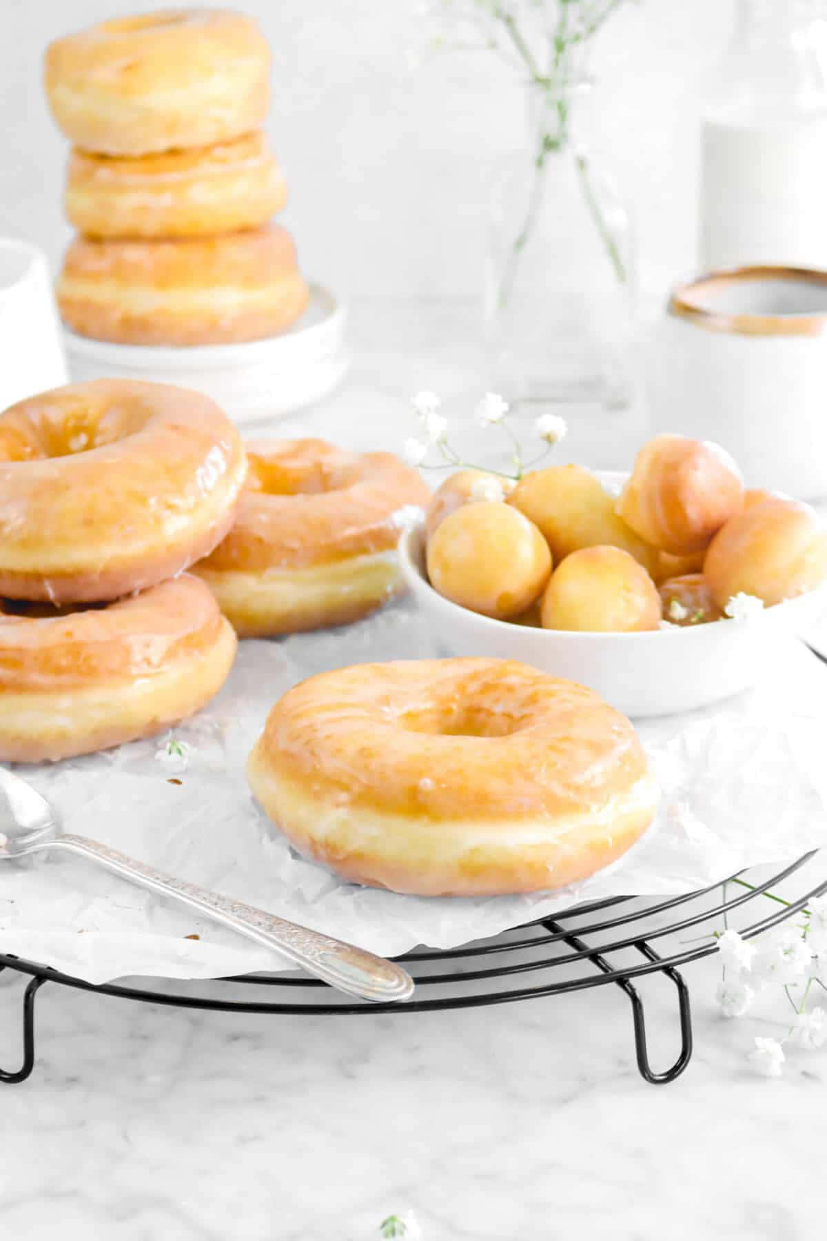 Glazed Donut, wire rack, vase of baby's breath, HD Phone Wallpaper