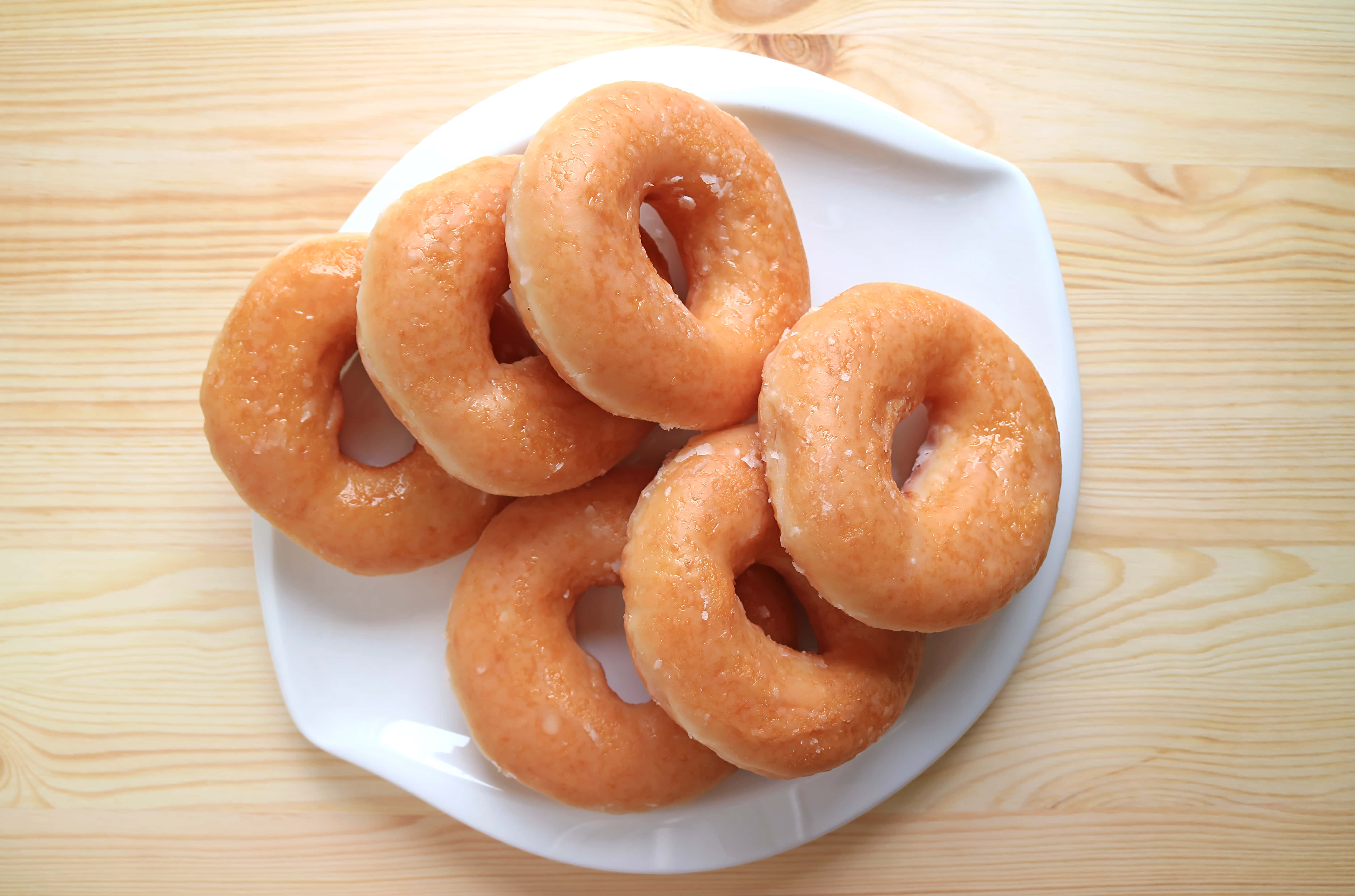 glazed donut, white plate, light wooden surface, 4K Desktop Wallpaper