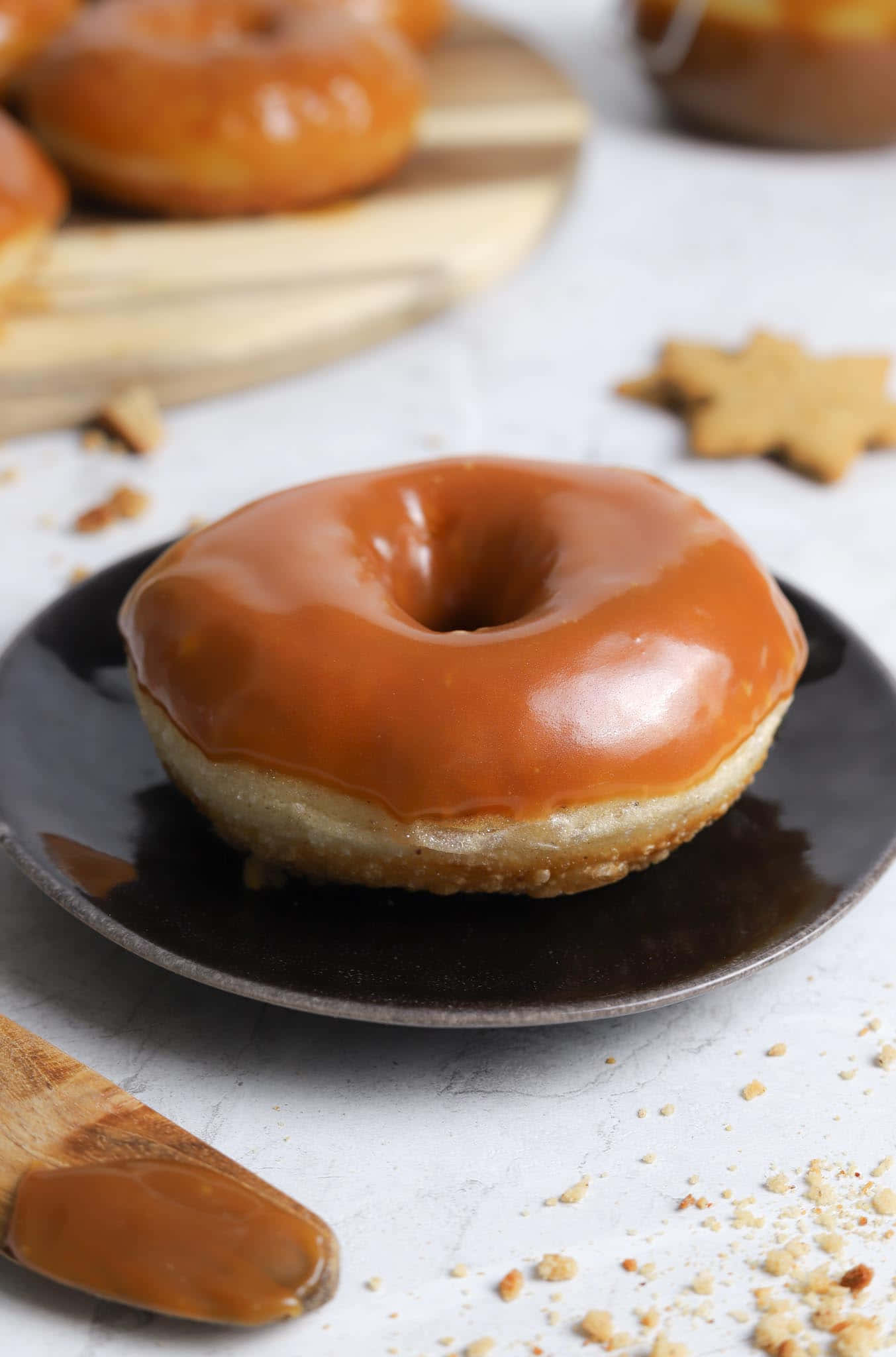 glazed donut, caramel glazed donut, dark plate, Full HD Phone Wallpaper