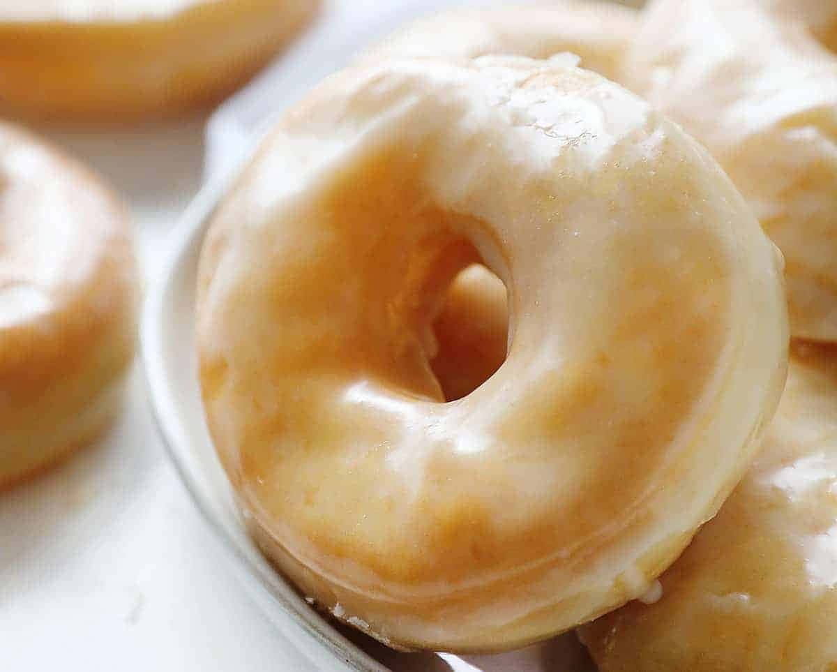 glazed donut, shiny sugary coating, white plate, SD Desktop Wallpaper