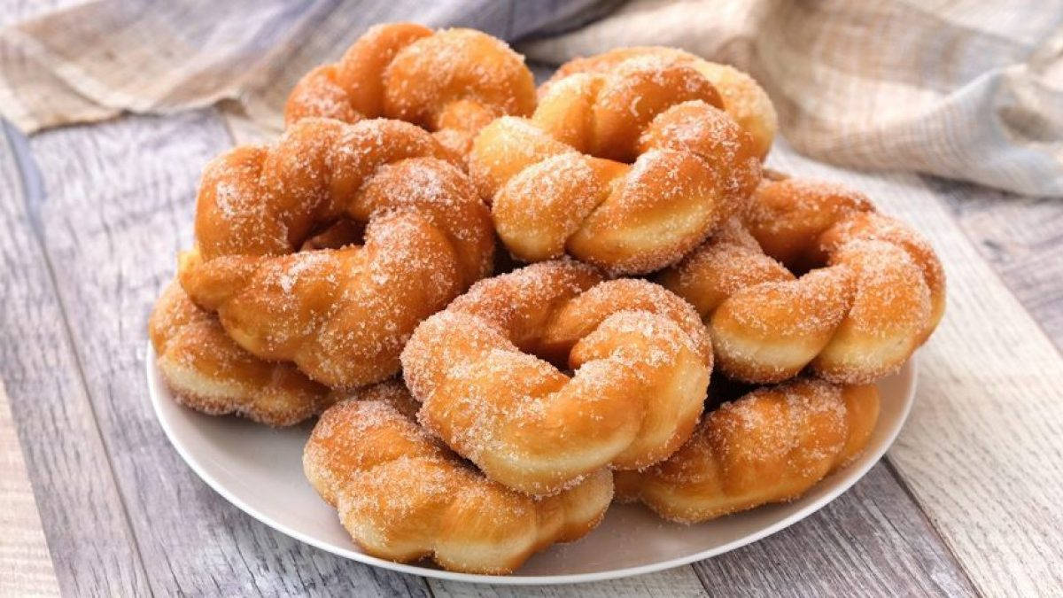 sugar coated twisted donuts, golden-brown twisted doughnuts, granulated sugar, SD Desktop Wallpaper