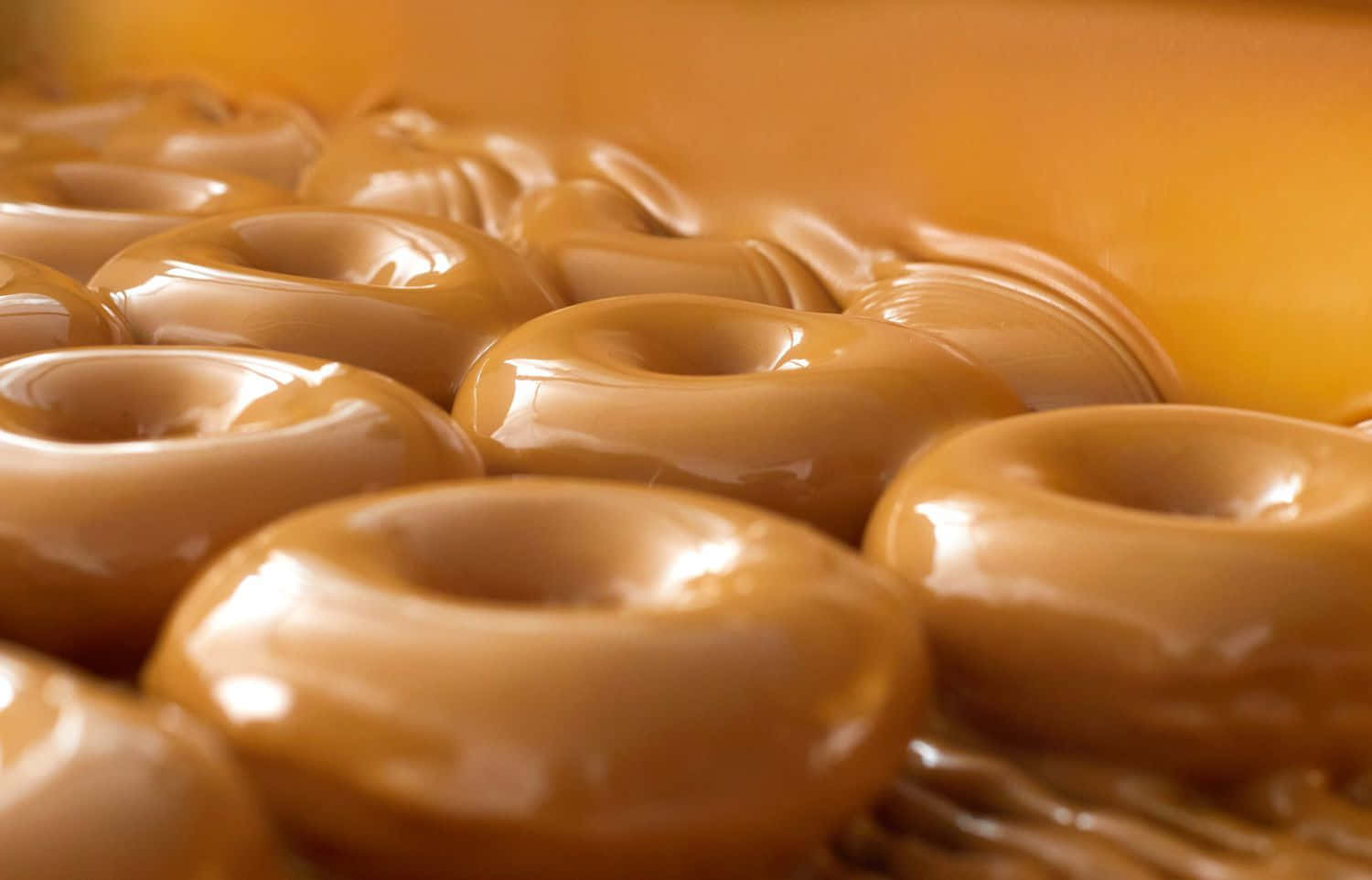 glazed donut, caramel-glazed, glossy, HD Desktop Wallpaper