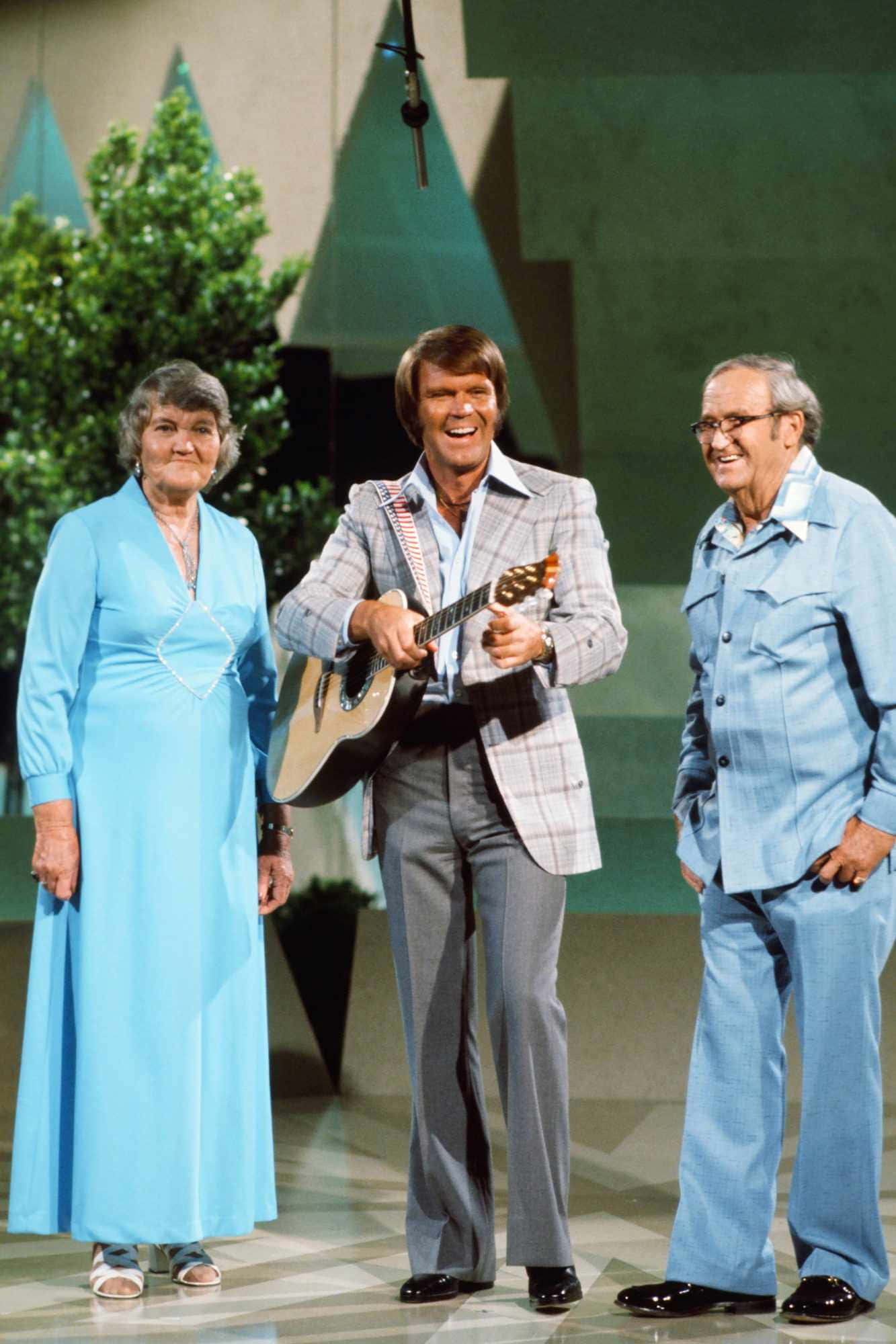 Glen Campbell, guitar, stage, Full HD Phone Wallpaper