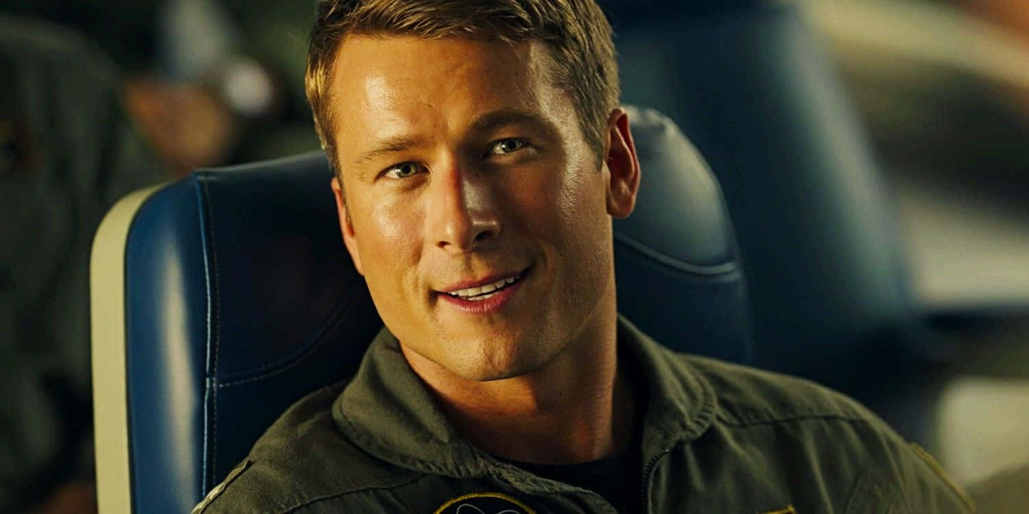 Glen Powell, green flight jacket, blue pilot's chair, HD Desktop Wallpaper