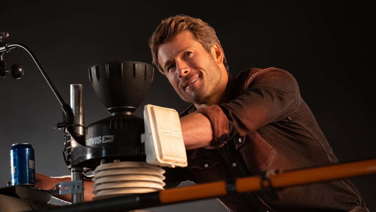 Glen Powell, coffee grinder, blue can, SD Desktop Wallpaper