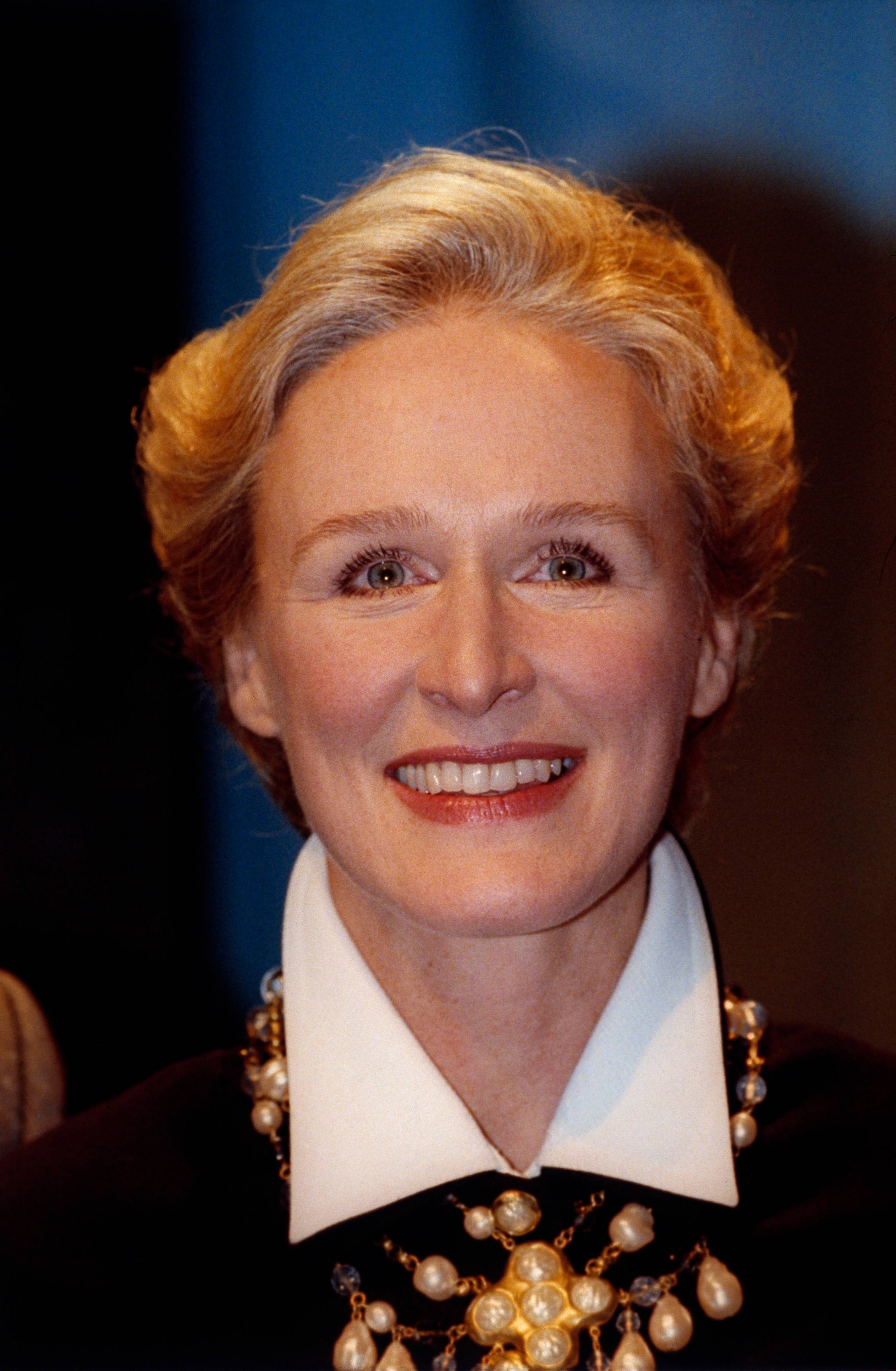 Glenn Close, blonde hair, pearl necklace, 2K Phone Wallpaper