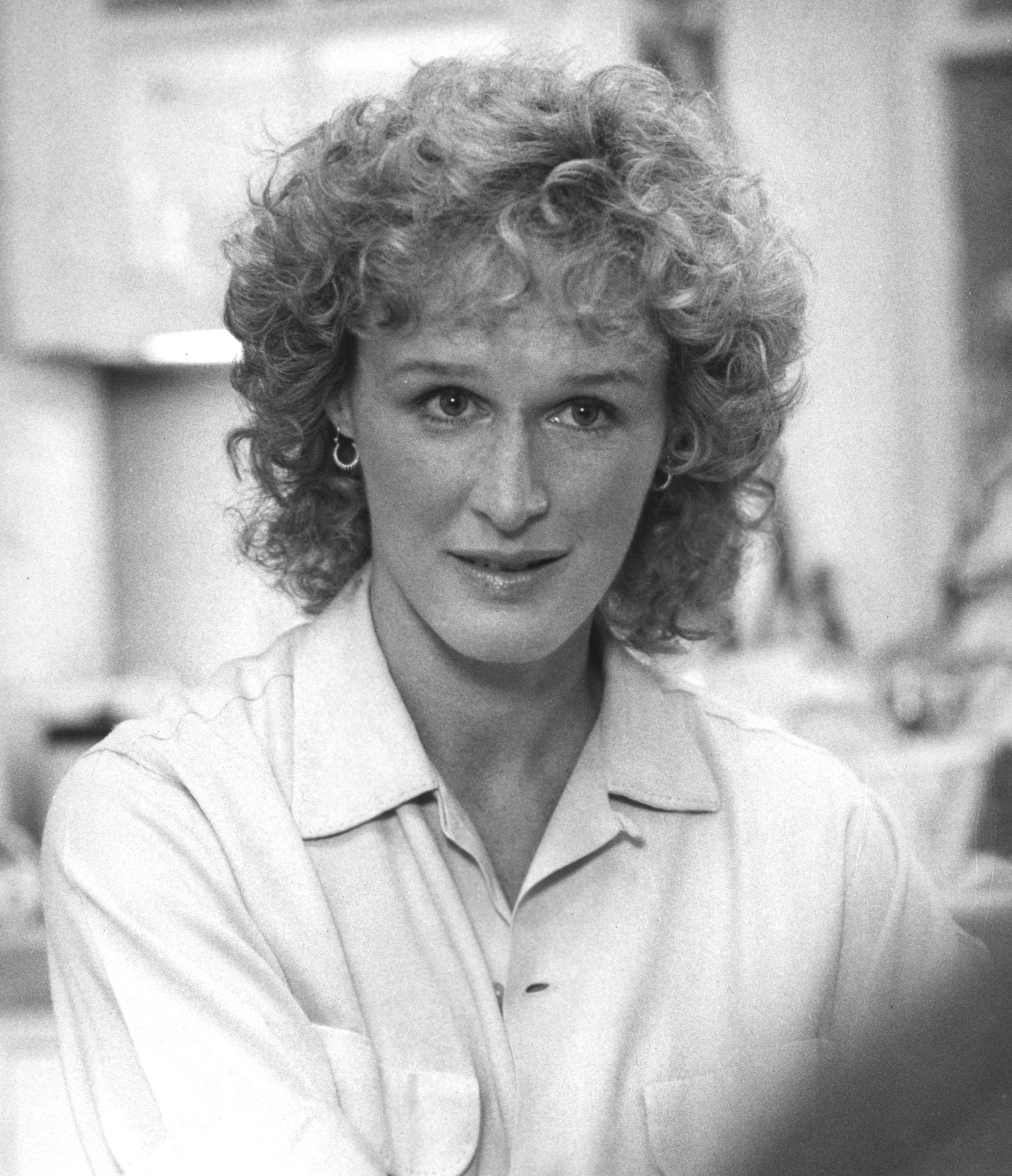 Glenn Close, black and white, curly hair, 2K Phone Wallpaper