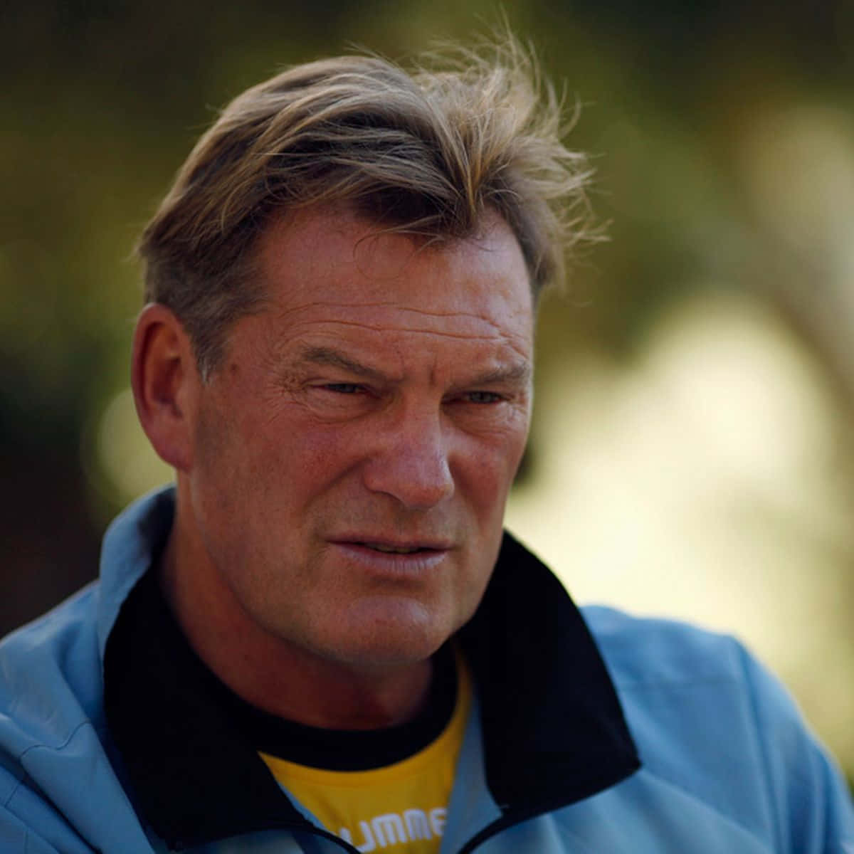 Glenn Hoddle, blue jacket, yellow shirt, SD Desktop Wallpaper