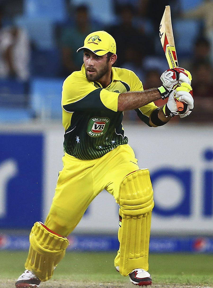 Glenn Maxwell, yellow gear, green field, SD Phone Wallpaper