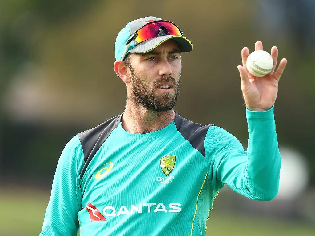 Glenn Maxwell, teal training jersey, white cricket ball, SD Desktop Wallpaper