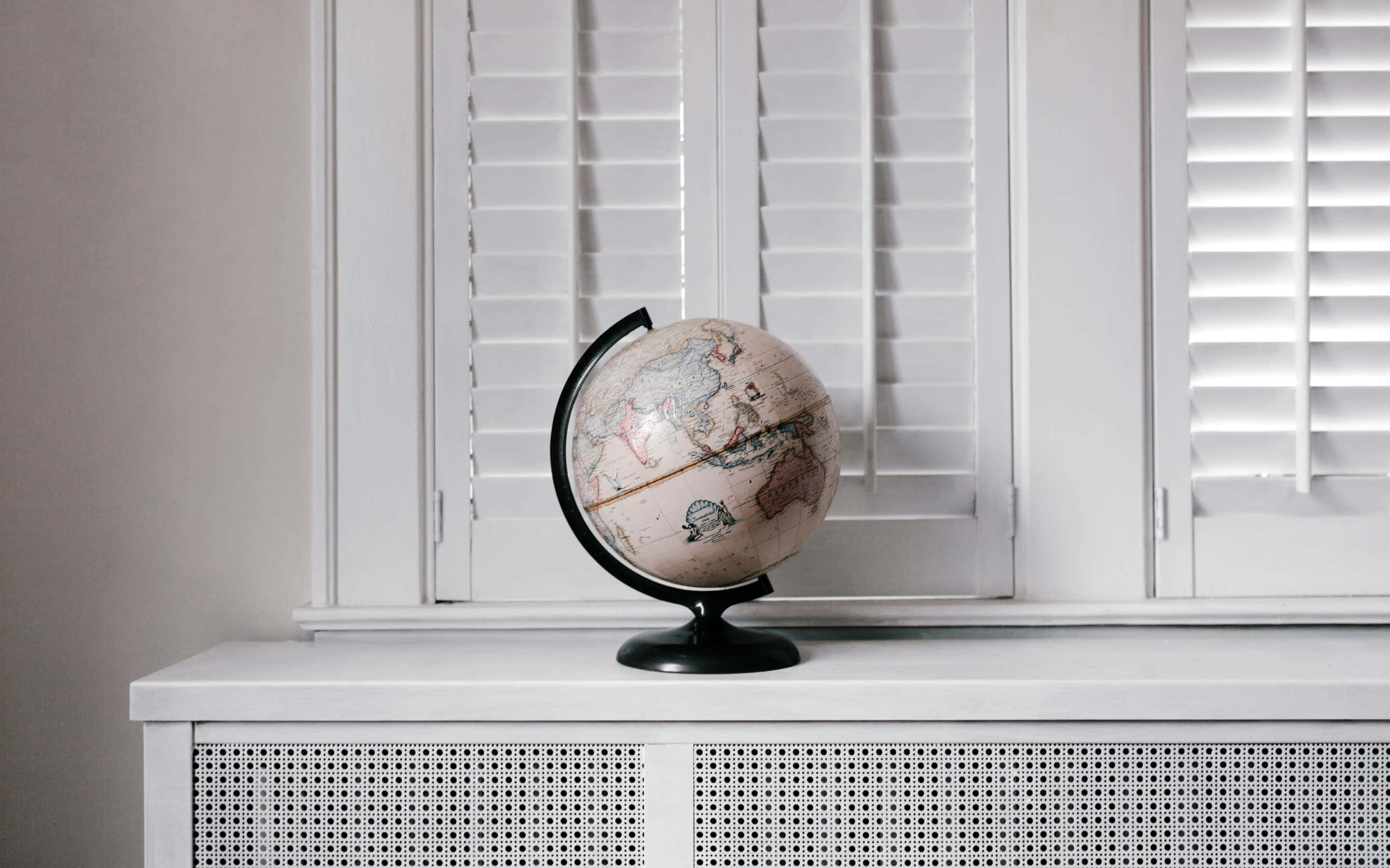 white cabinet, white shutters, vintage globe, 2K Desktop Wallpaper