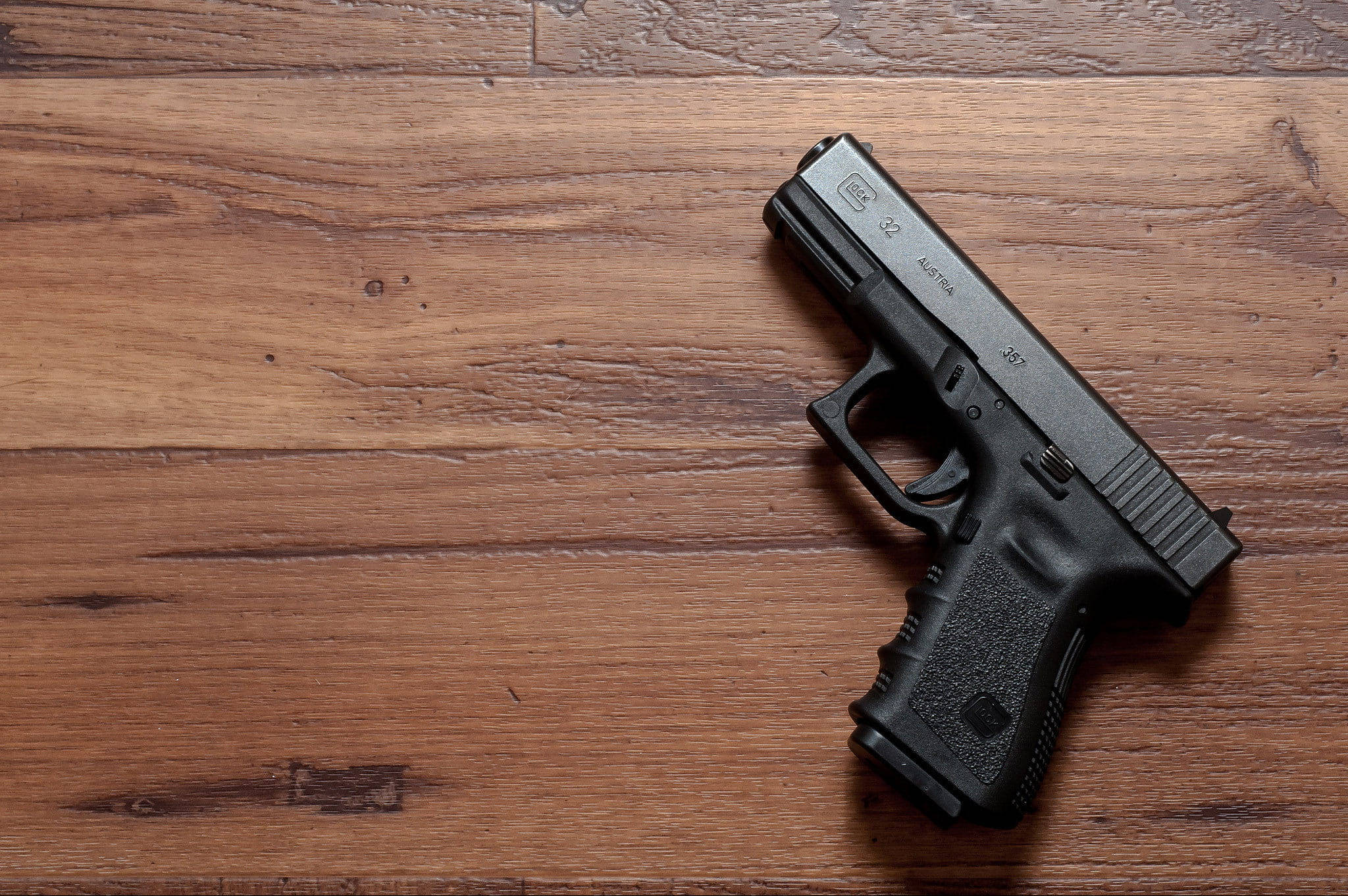 Glock 32, wooden table, black, Full HD Desktop Wallpaper