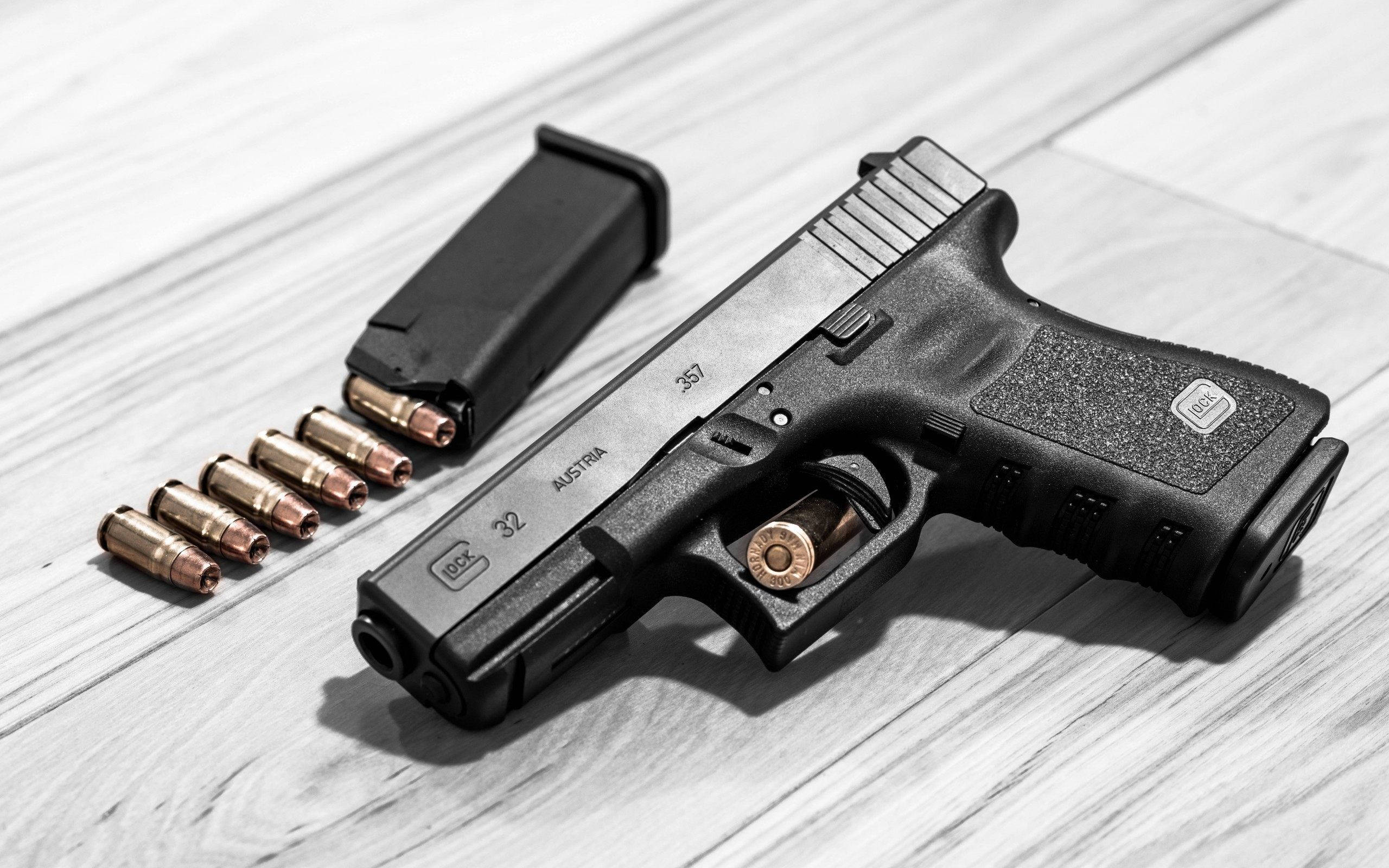 Glock 32, white oak, black, 2K Desktop Wallpaper