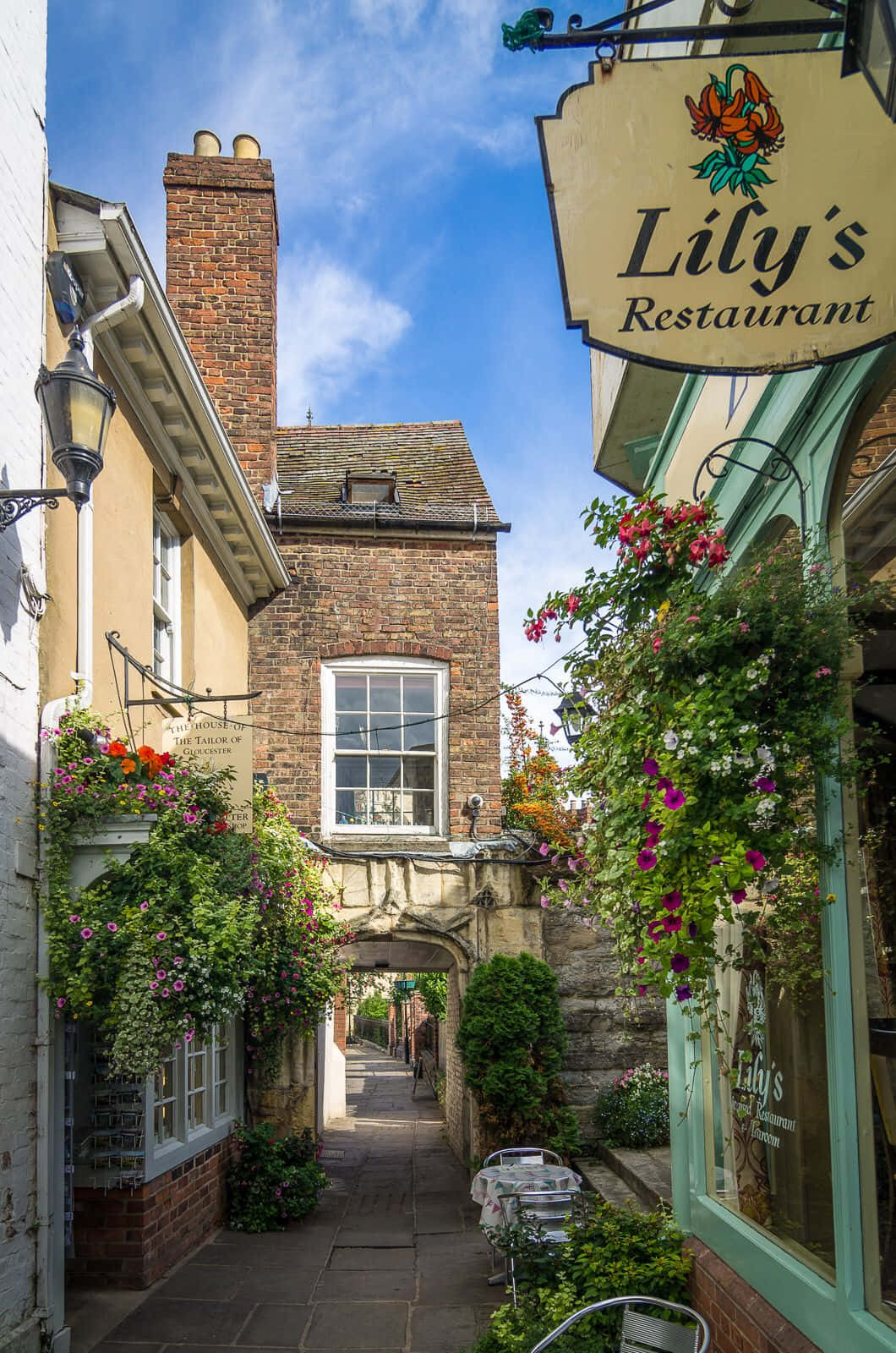 charming alleyway, Gloucester U K, narrow cobblestone alleyway, HD Phone Wallpaper