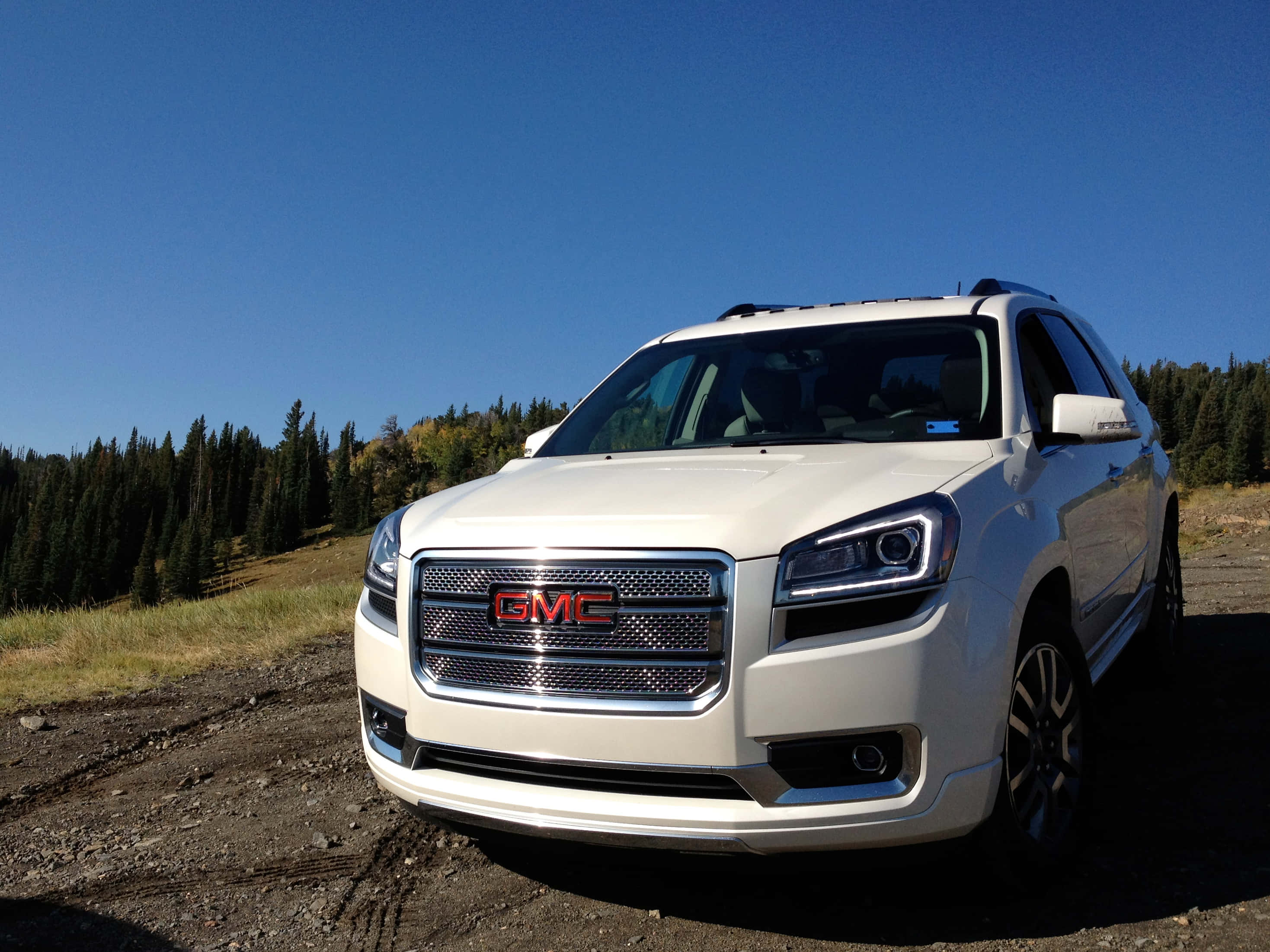 GMC Acadia, white, gravel road, 2K Desktop Wallpaper