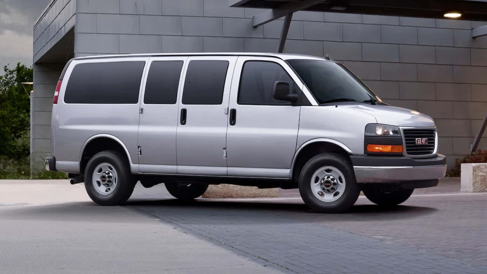 GMC Savana, silver, paved lot, HD Desktop Wallpaper