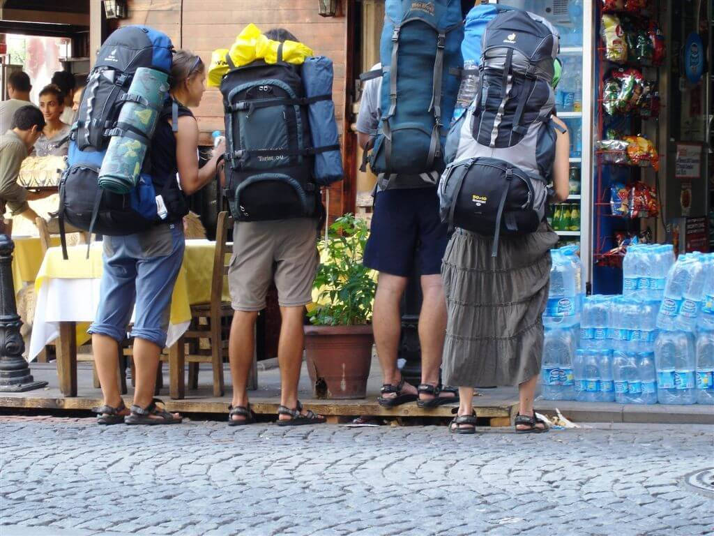 Goa India, backpackers, cobblestone street, SD Desktop Wallpaper
