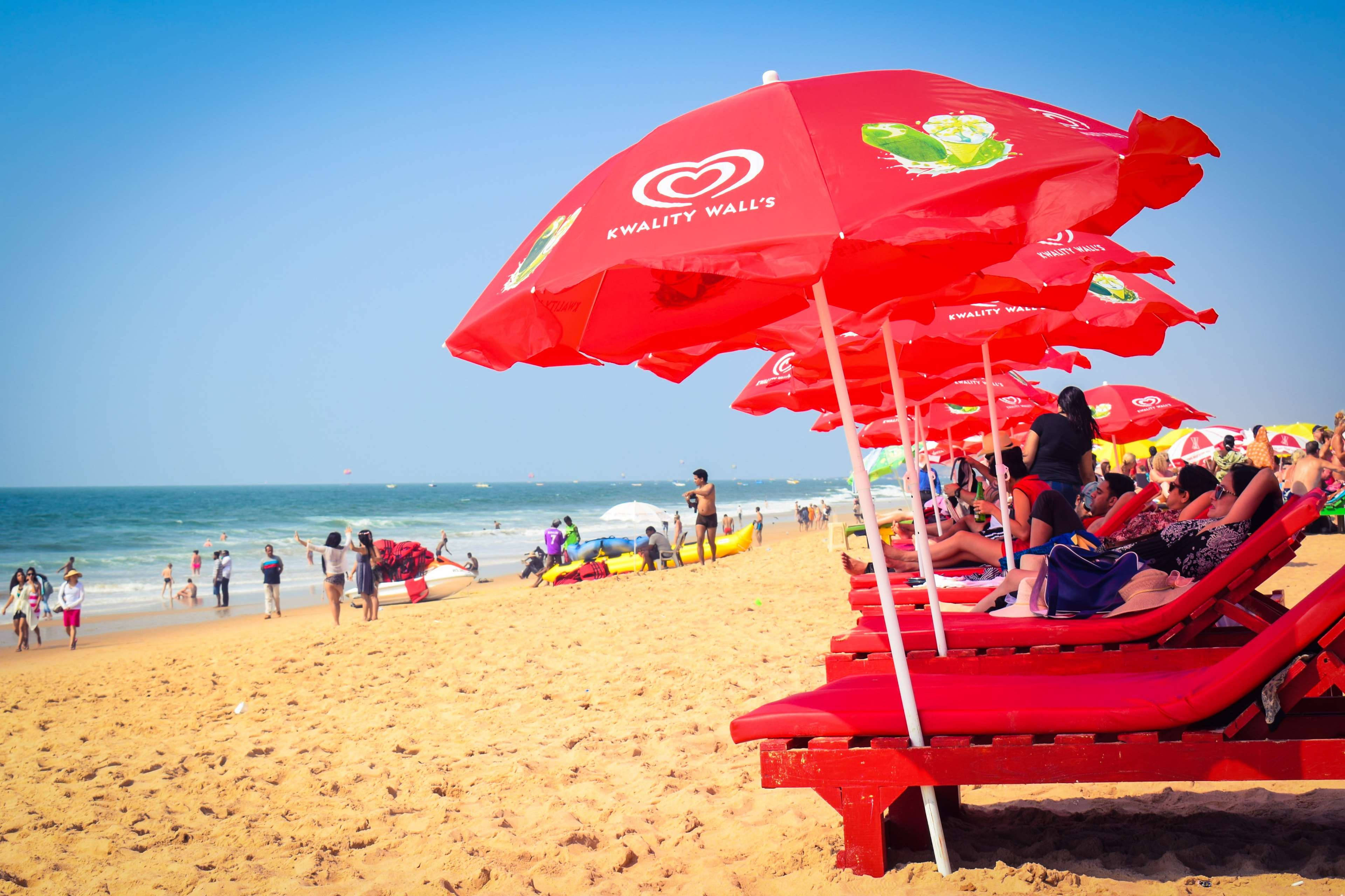 Goa India, red umbrellas, sunny beach, 4K Desktop Wallpaper