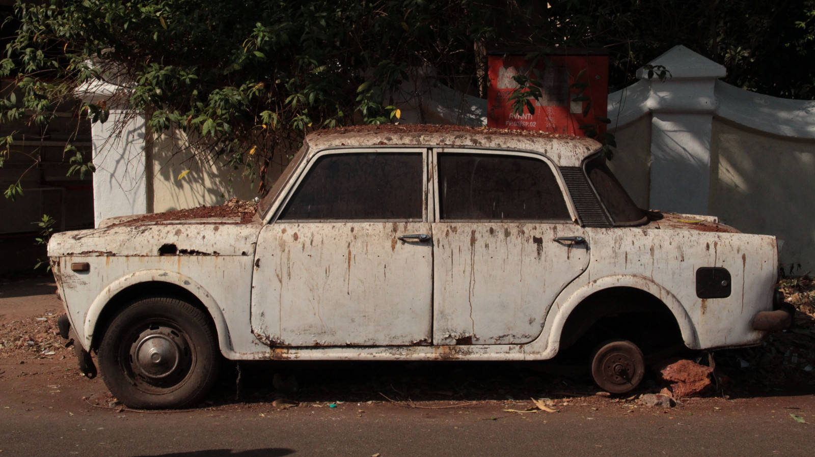 Goa India, dirty white, rusted white vintage car, HD Desktop Wallpaper