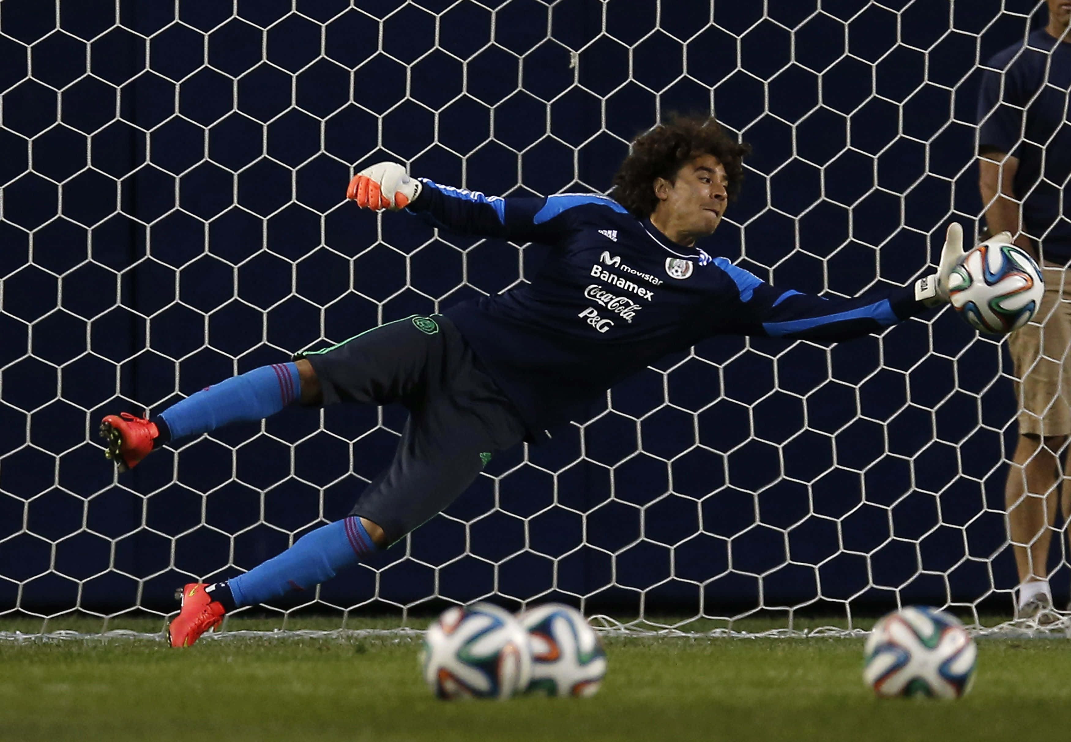 soccer goalkeeper, blue uniform, hexagonal net, 2K Desktop Wallpaper