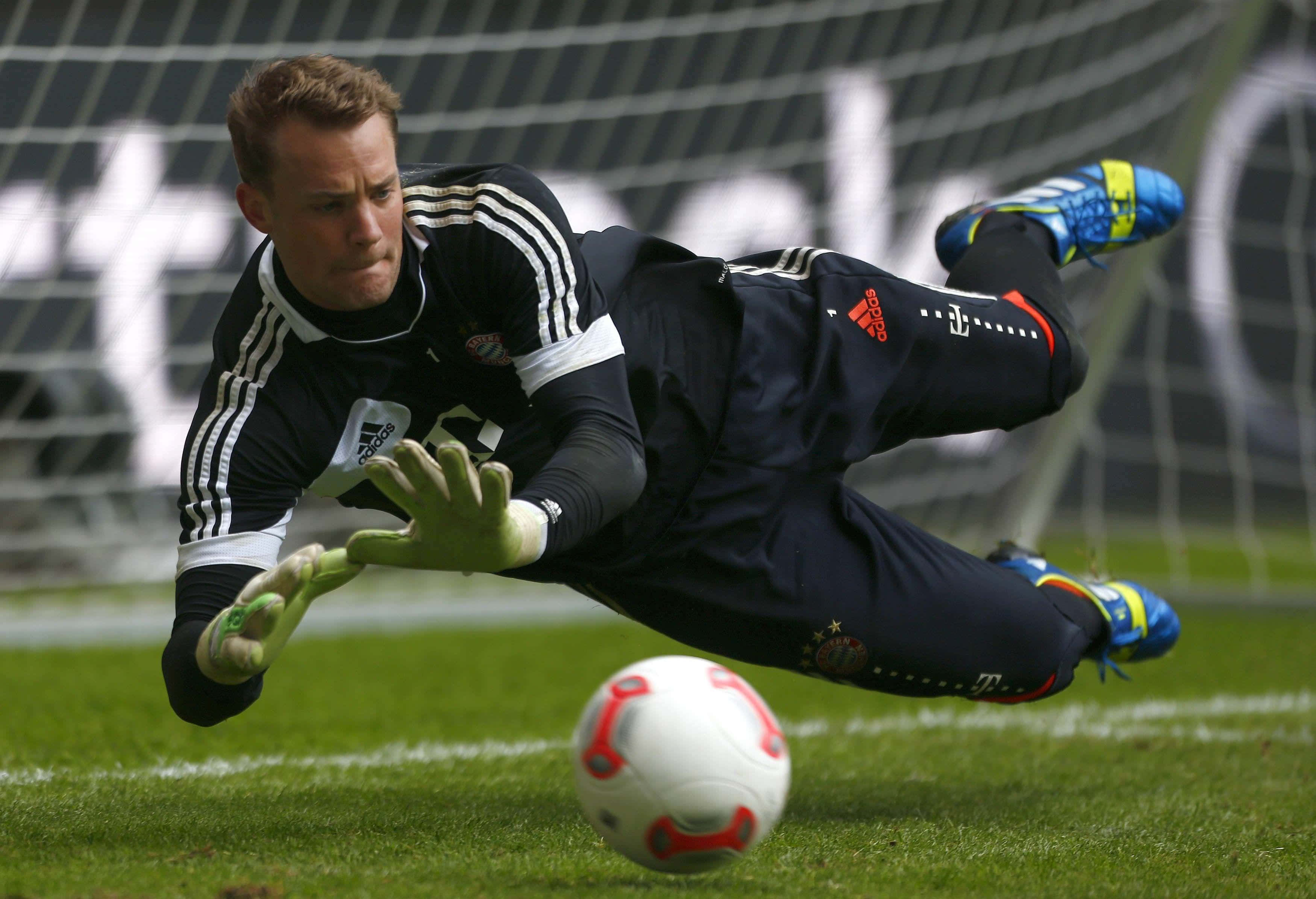 goalkeeper, black uniform, green grass, 2K Desktop Wallpaper