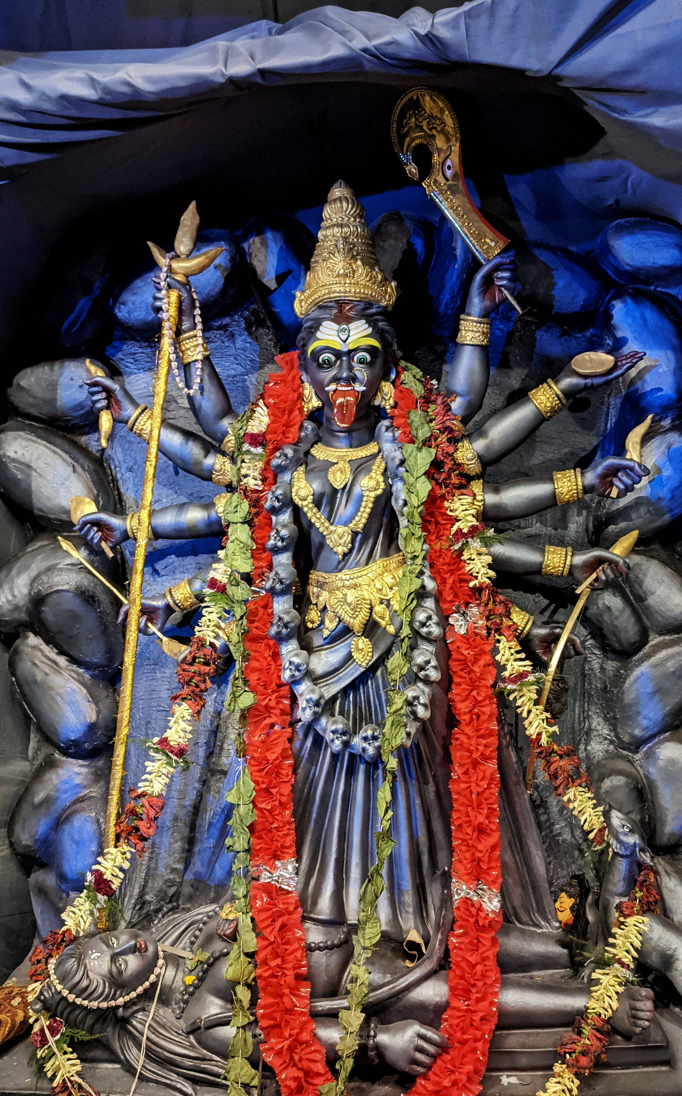 Goddess Kali, red garlands, gold jewelry, 2K Phone Wallpaper