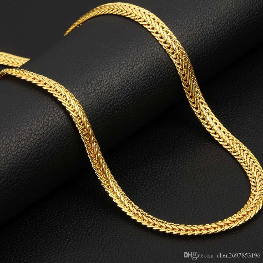 Gold Chain, gleaming gold braided chain necklace, textured black leather surface, SD Desktop Wallpaper