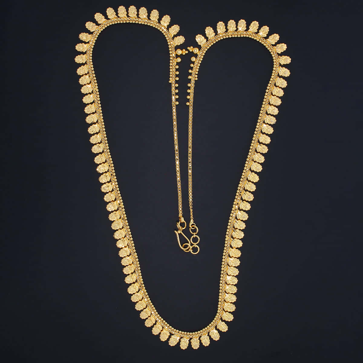 gold chain, ornate gold necklace, leaf-like patterns, SD Desktop Wallpaper
