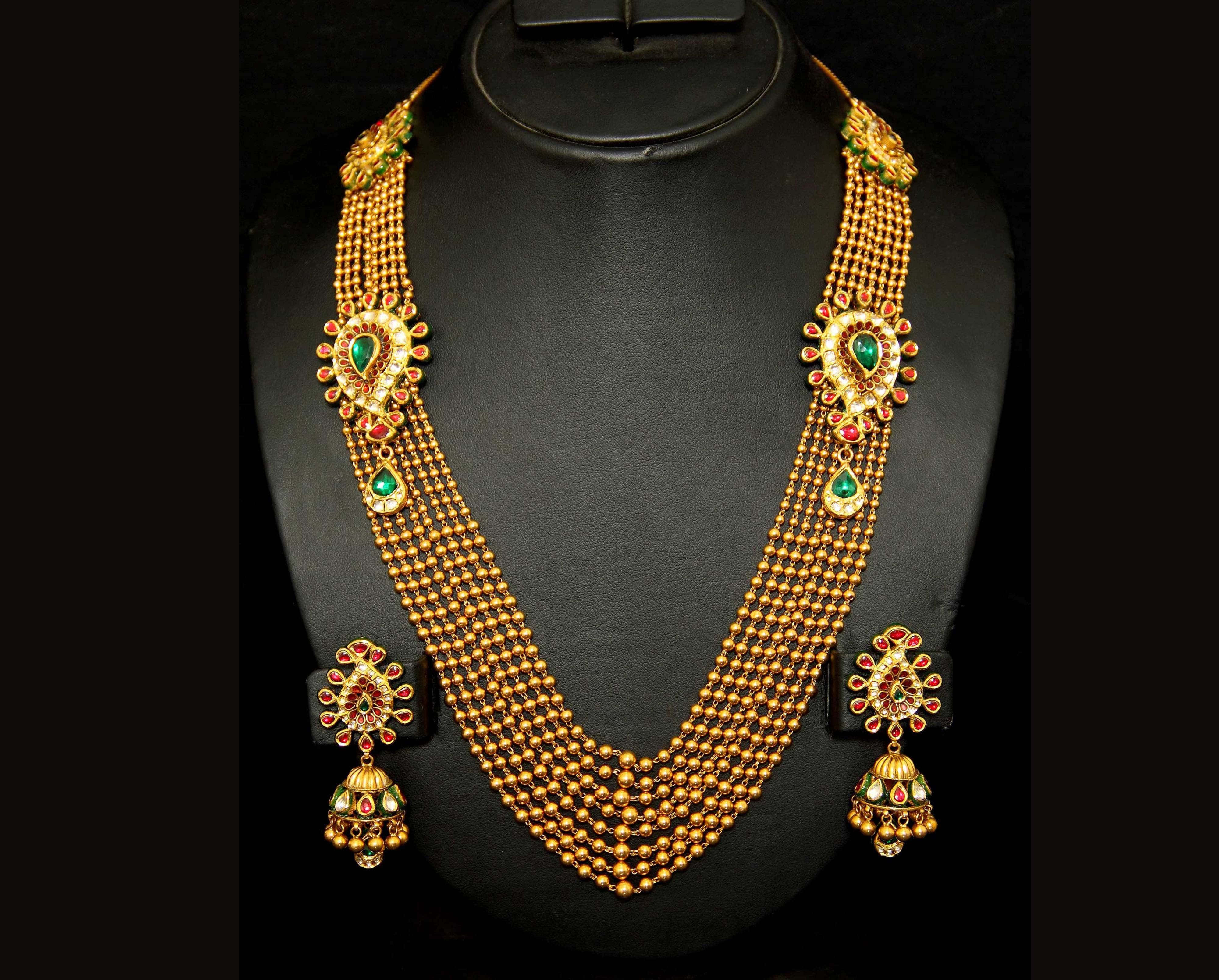 gold necklace, emeralds, black mannequin bust, 4K Desktop Wallpaper