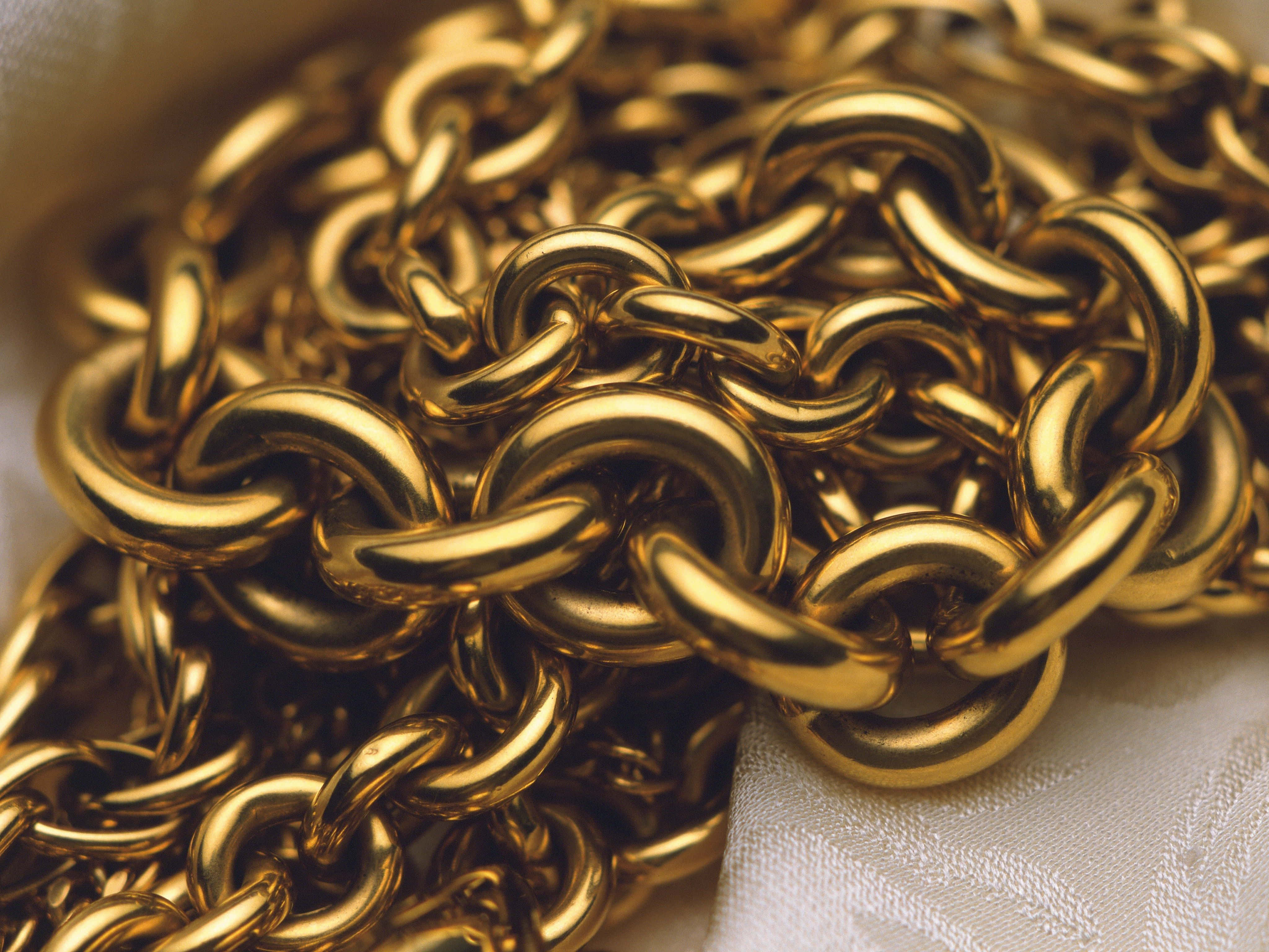 gold chain, white textured fabric, soft lighting, 4K Desktop Wallpaper