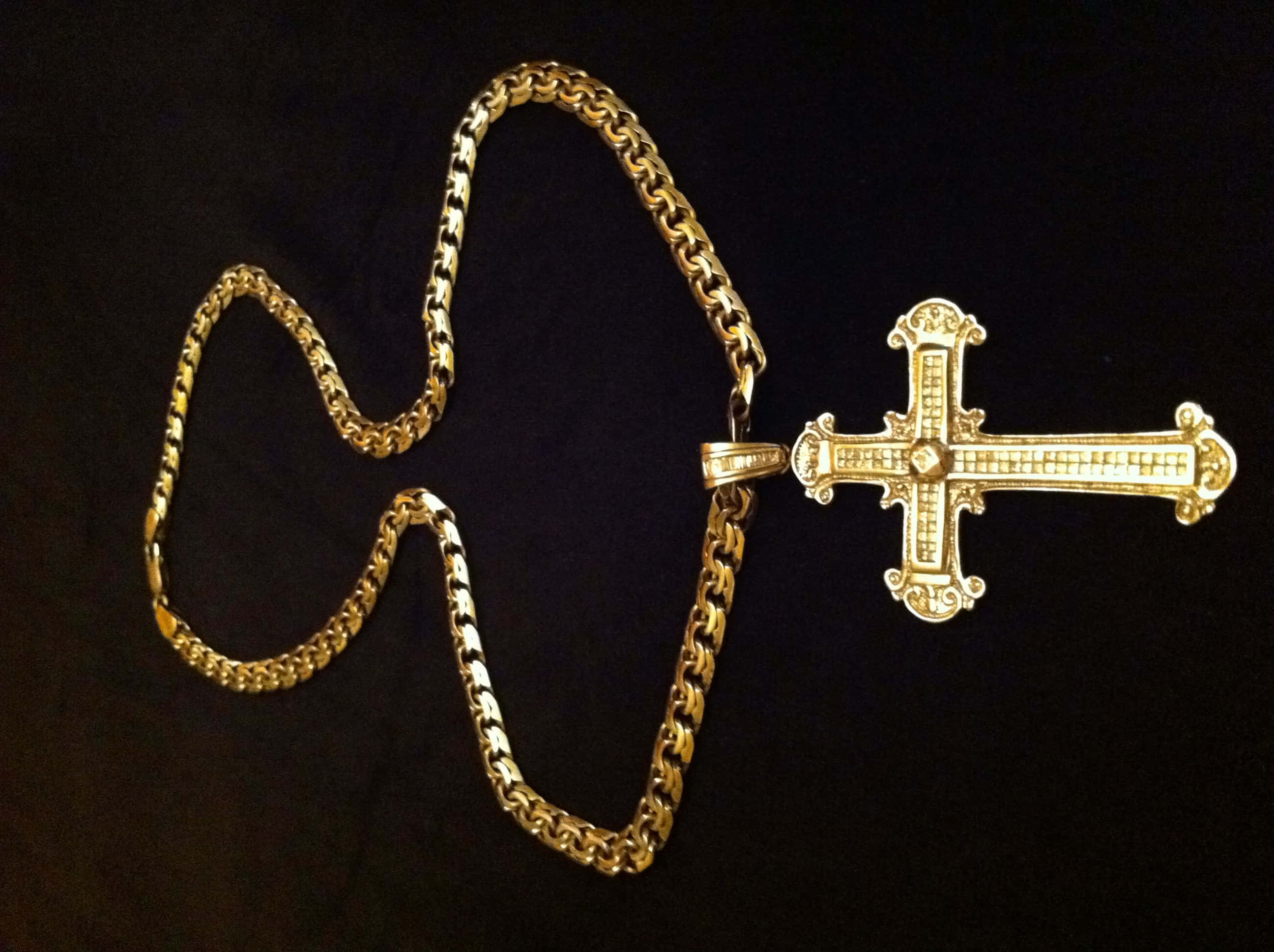 gold chain, cross pendant, ornate cross, 2K Desktop Wallpaper