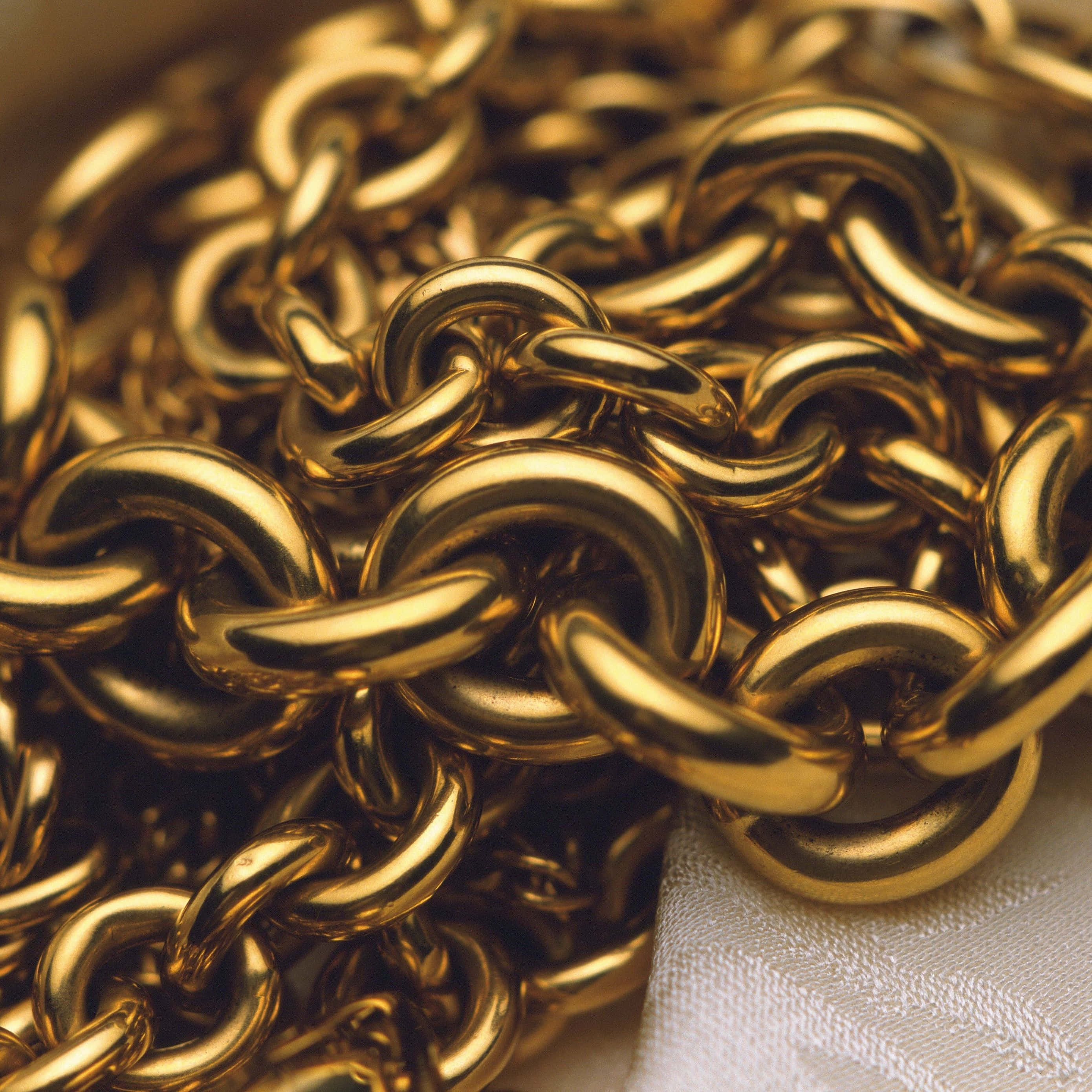 gold chain, white cloth, shiny gold chains, 2K Desktop Wallpaper
