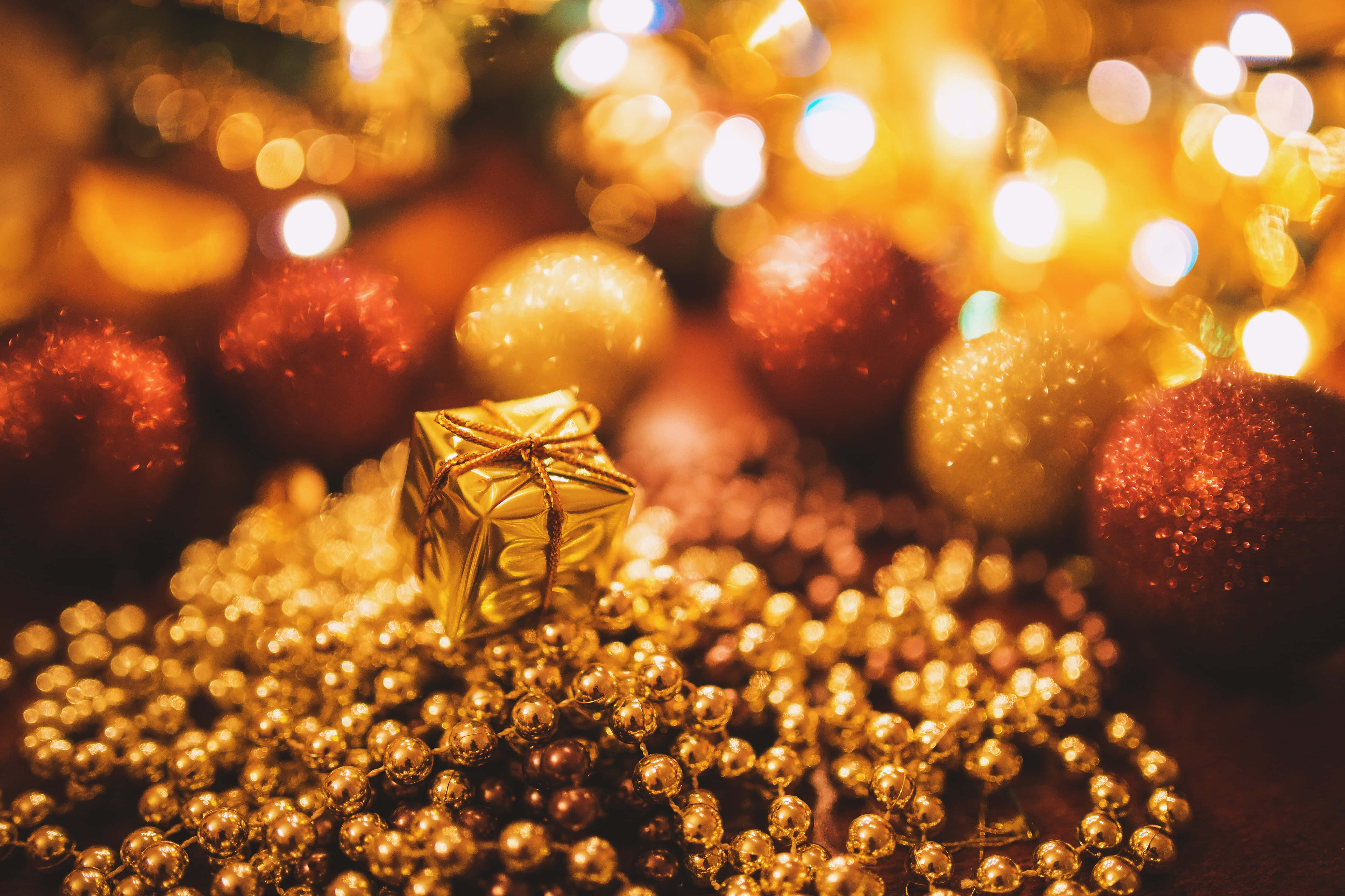 gold christmas, golden gift box, glittering red and gold ornaments, 4K Desktop Wallpaper