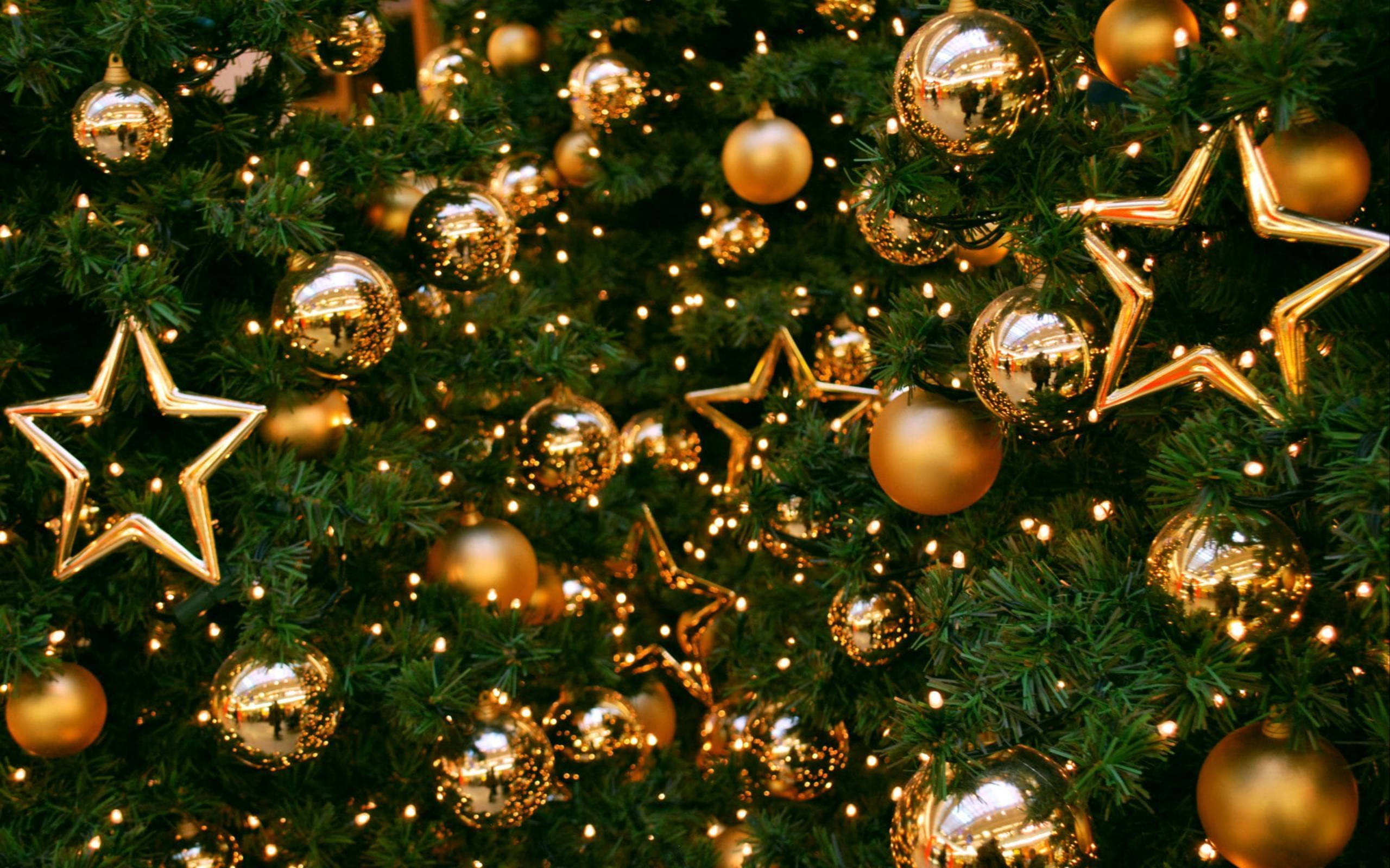 gold christmas balls, fir tree, shimmering gold ornaments, 2K Desktop Wallpaper
