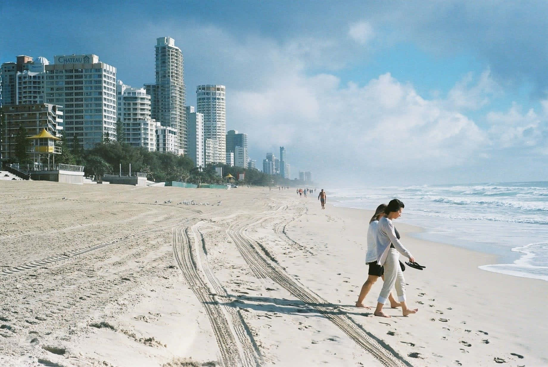 Gold Coast skyline, sunlit beach, modern high-rise buildings, HD Desktop Wallpaper