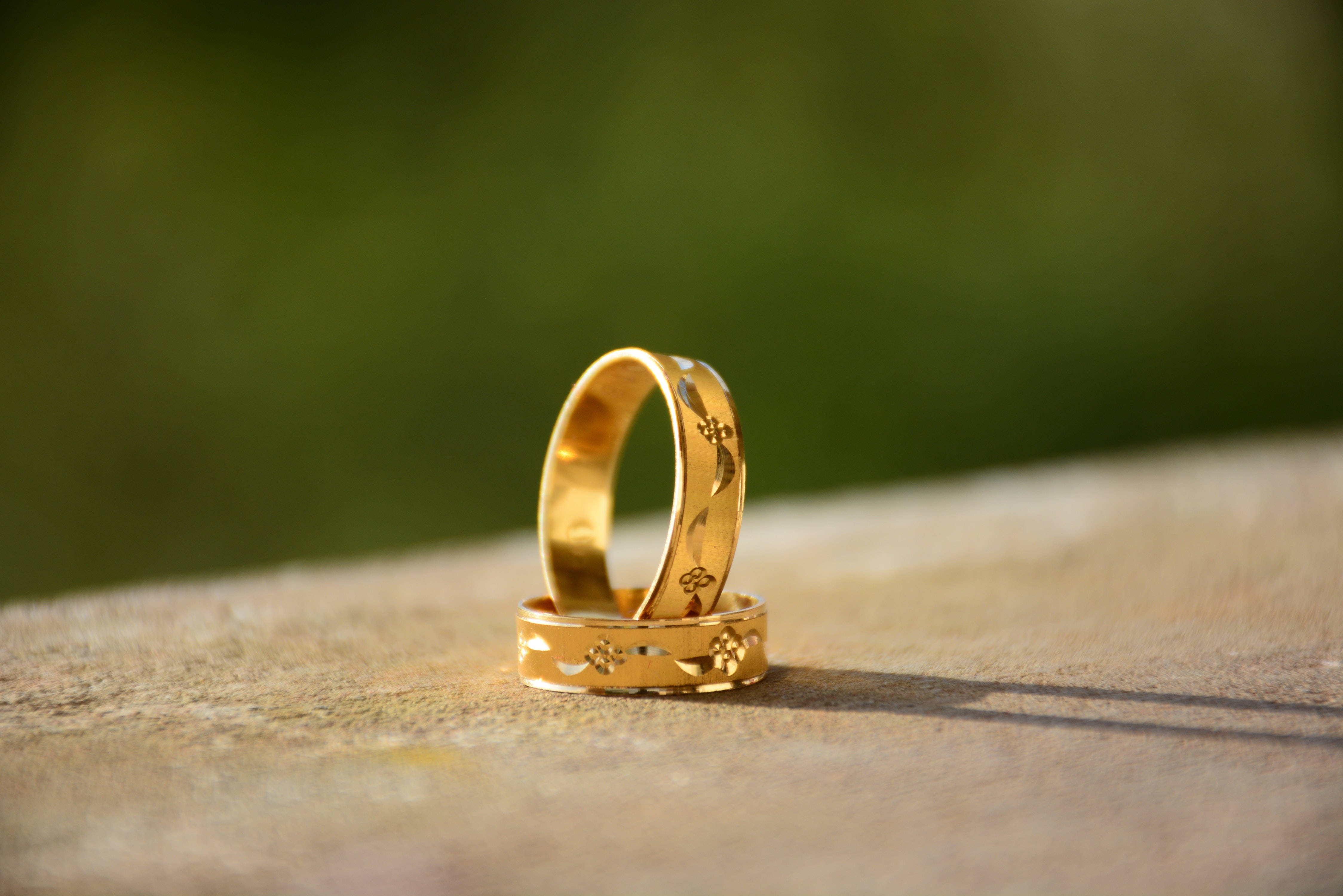 wedding gold jewellery rings, gold wedding bands, floral engravings, 4K Desktop Wallpaper