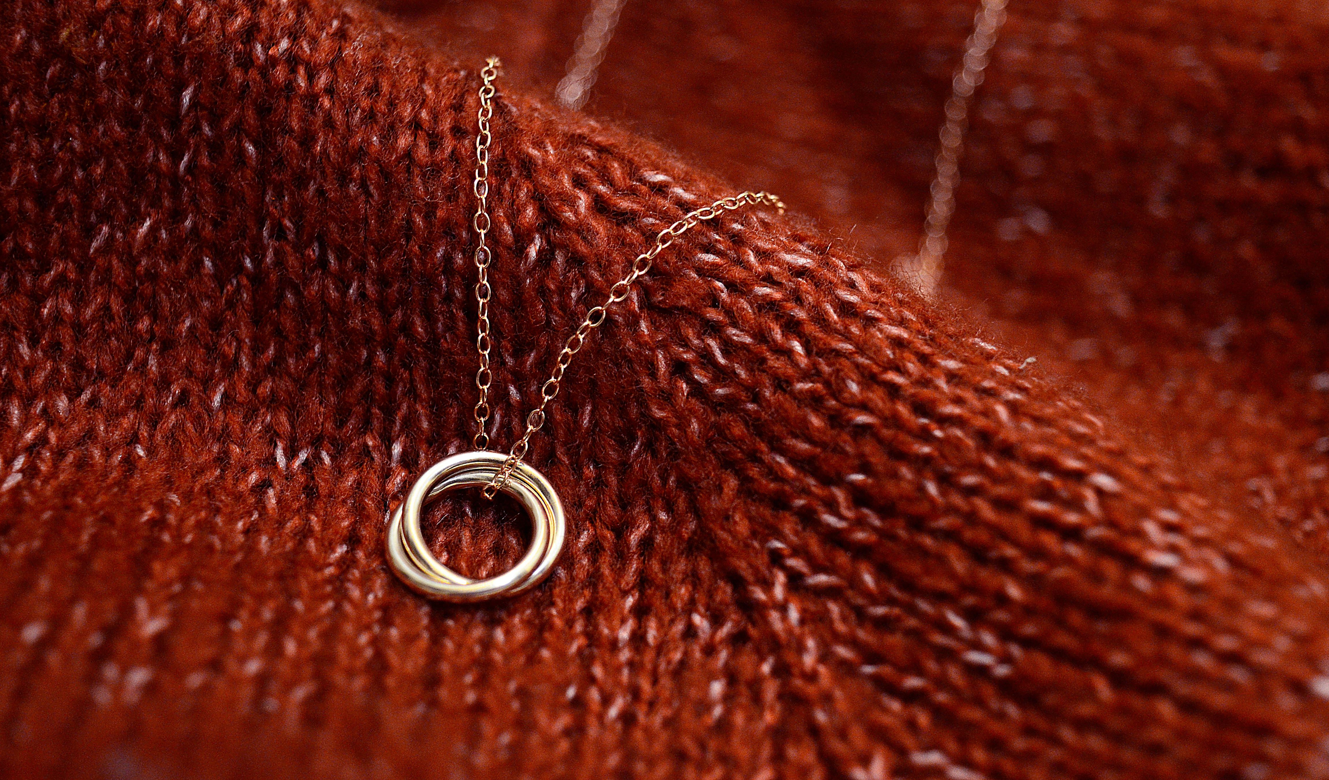 rose gold necklace, interlocking rings, rust-colored knitted sweater, 4K Desktop Wallpaper
