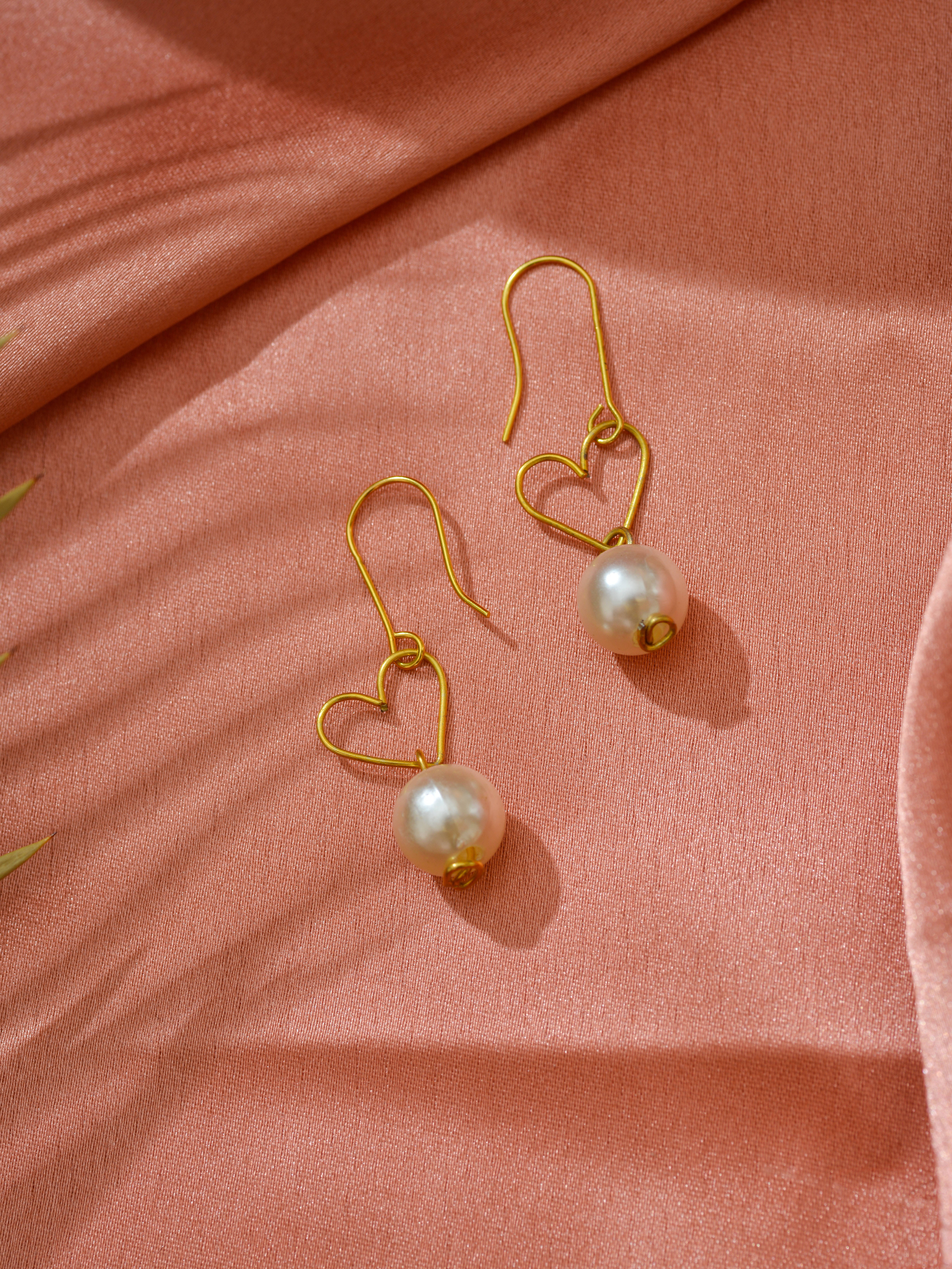 golden heart-shaped earrings, lustrous pearls, soft peach fabric, 5K Phone Wallpaper