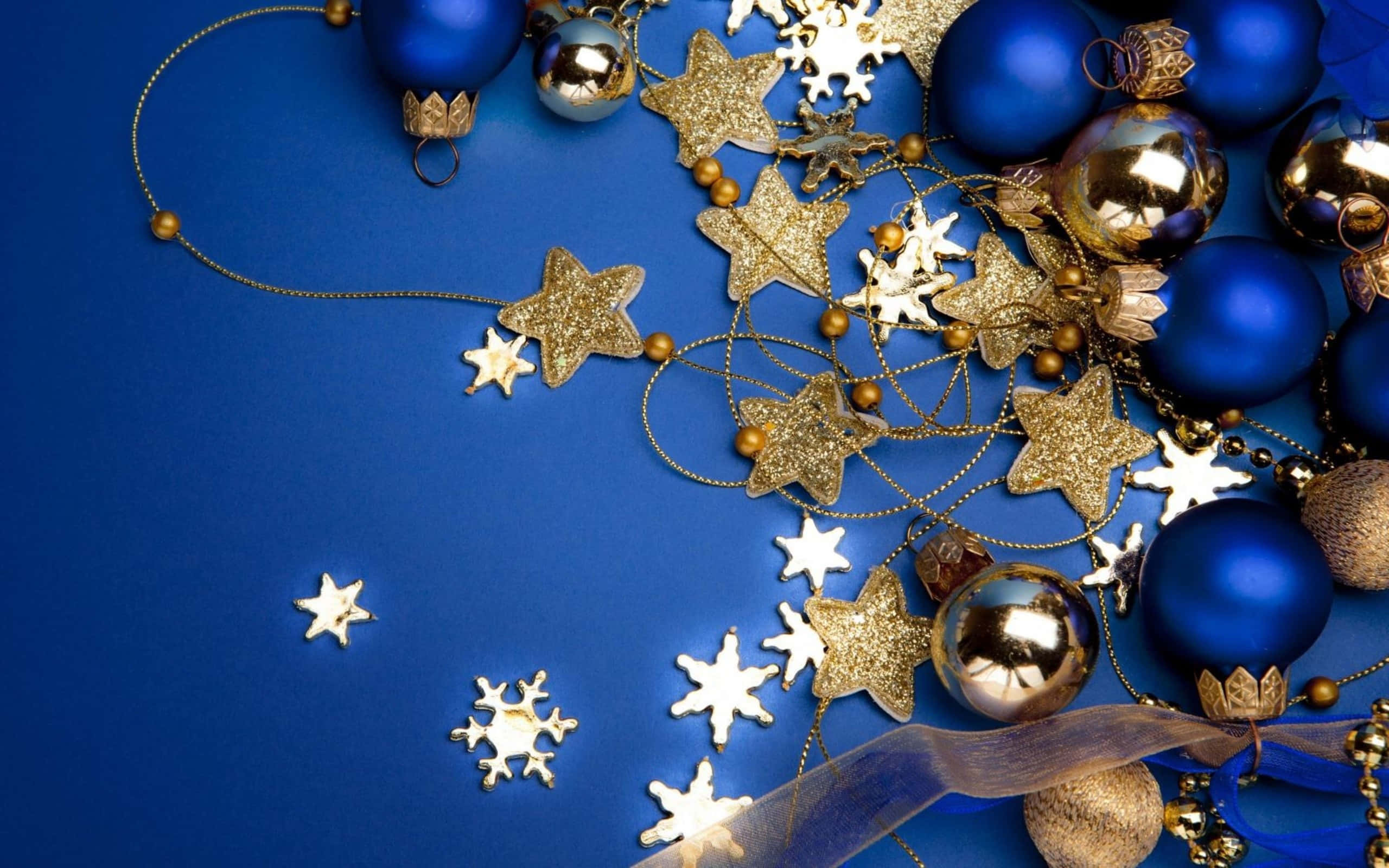 Gold Stars, shimmering gold stars, reflective blue ornaments, 2K Desktop Wallpaper