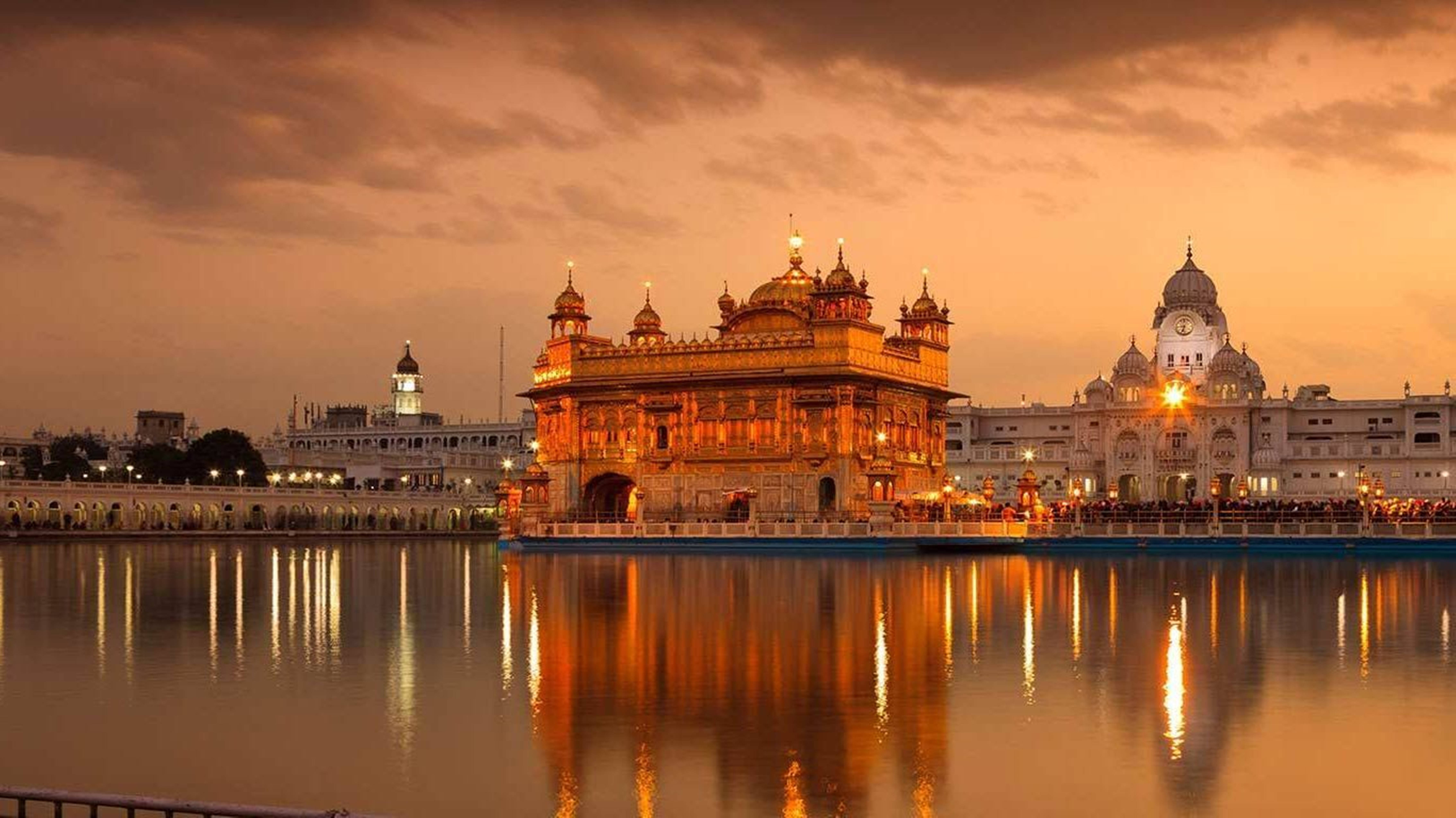 Golden Temple, dusk, calm sacred pool, 5K Desktop Wallpaper