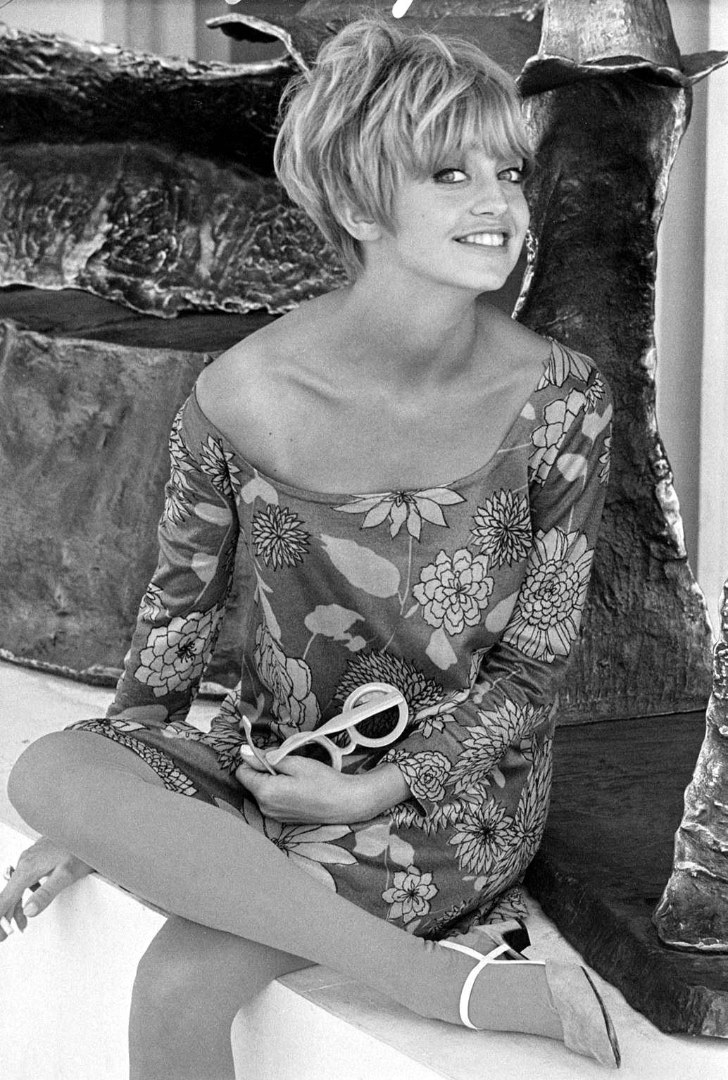 Goldie Hawn, short blonde hair, floral dress, HD Phone Wallpaper