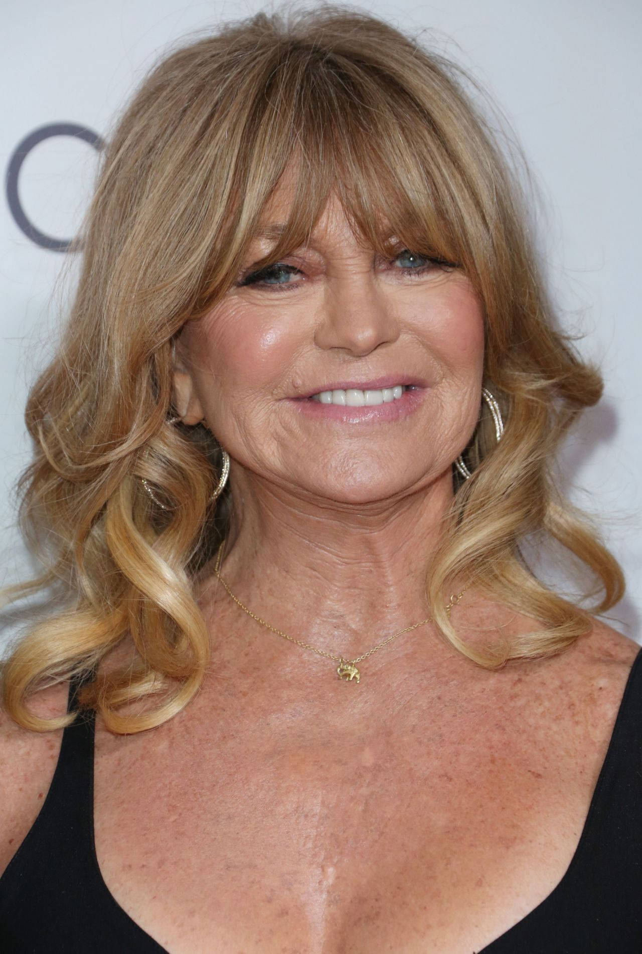 Goldie Hawn, blonde wavy hair, gold hoop earrings, HD Phone Wallpaper
