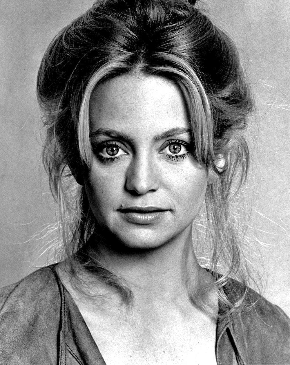 Goldie Hawn, black and white, tousled hair, SD Phone Wallpaper