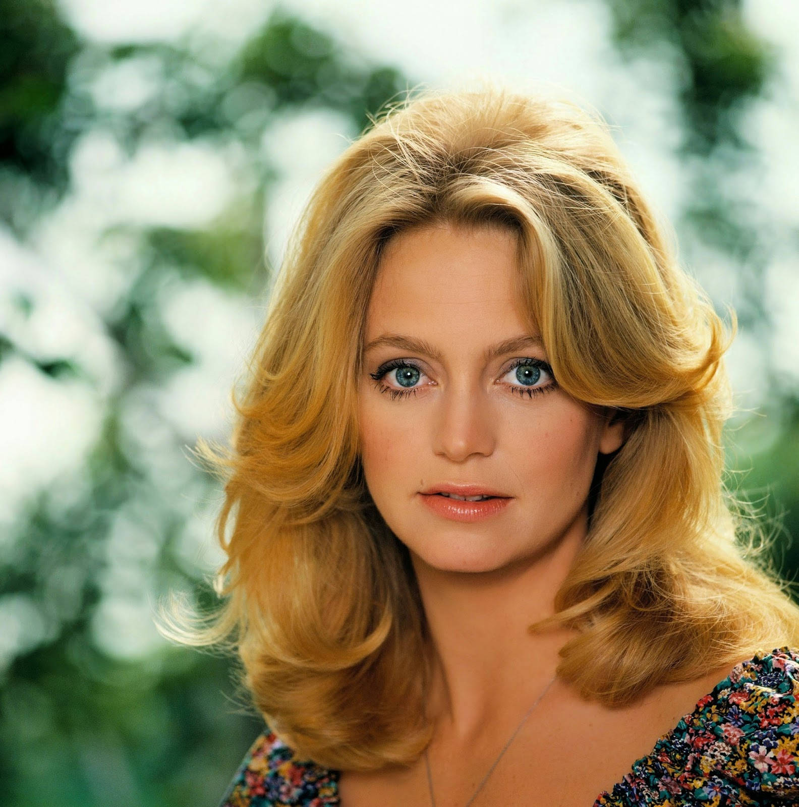 Goldie Hawn, voluminous blonde hair, striking blue eyes, HD Phone Wallpaper