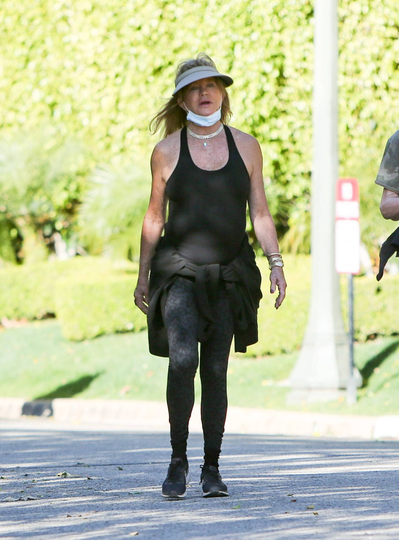 Goldie Hawn, black workout gear, visor, HD Phone Wallpaper