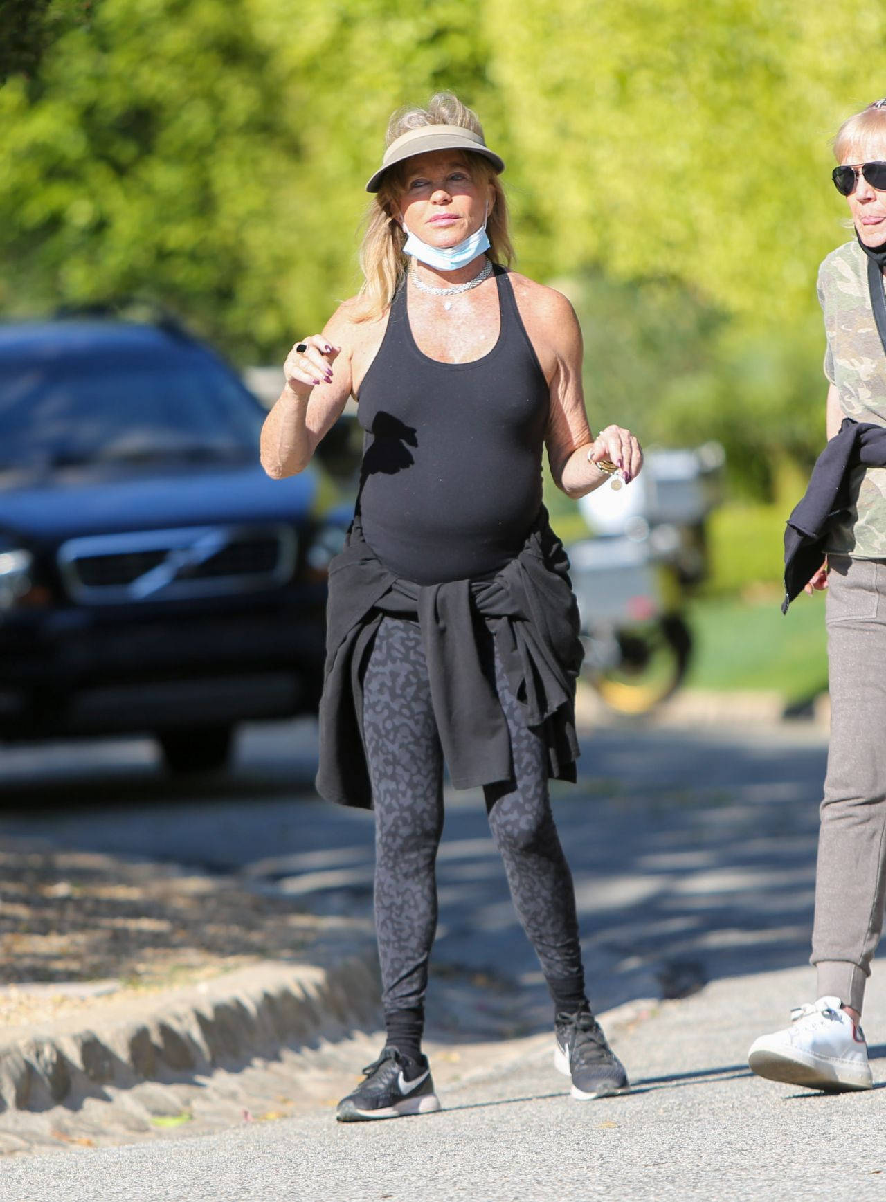 Goldie Hawn, black workout gear, visor, HD Phone Wallpaper